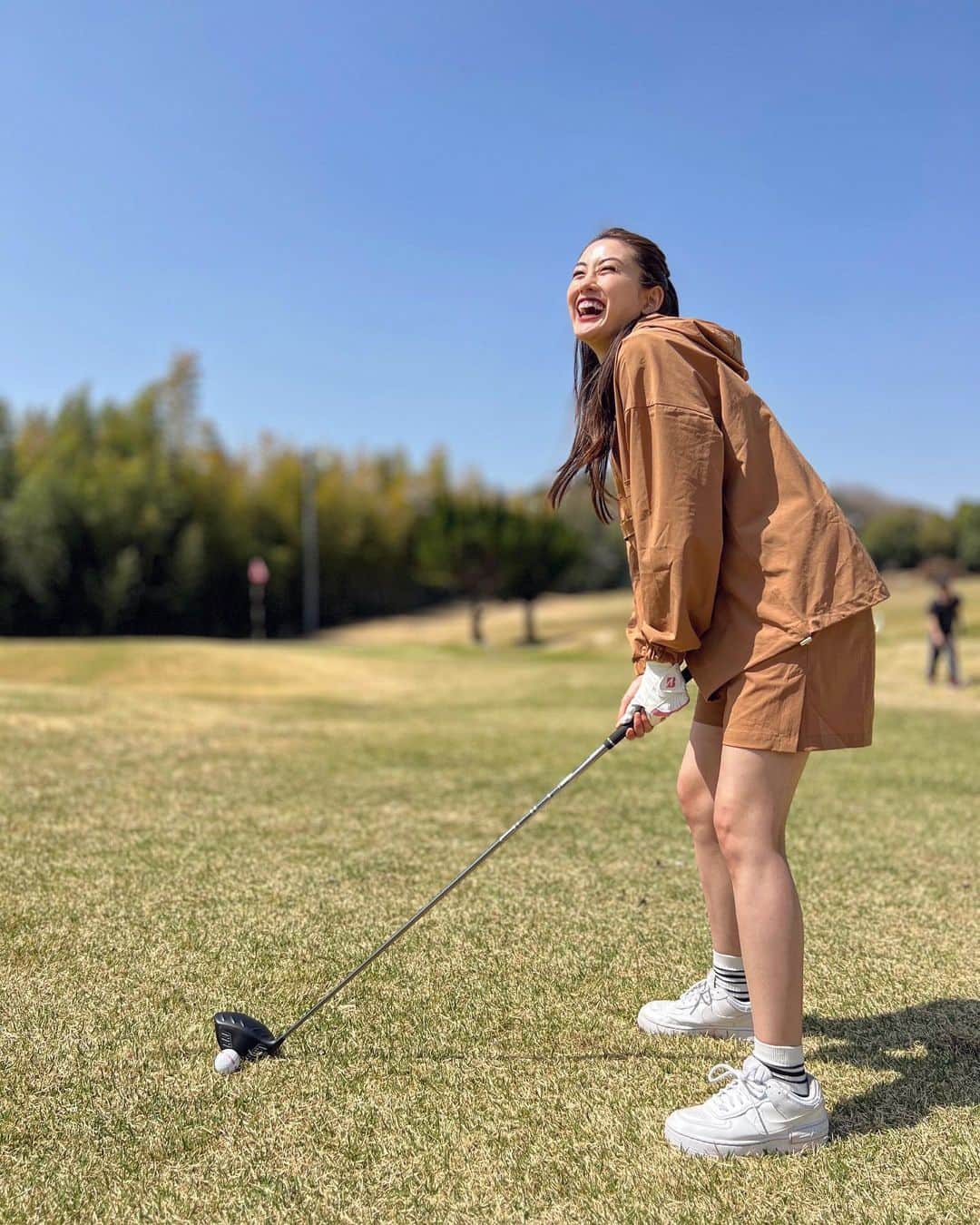 のインスタグラム：「ぽかぽかゴルフ日和☺️⛳️ 人の温かさと自然に触れて元気いっぱい✨ #golf #ゴルフ #服部大池 #ゴルフウェア @elura_official  #photographer @icchan_1976」