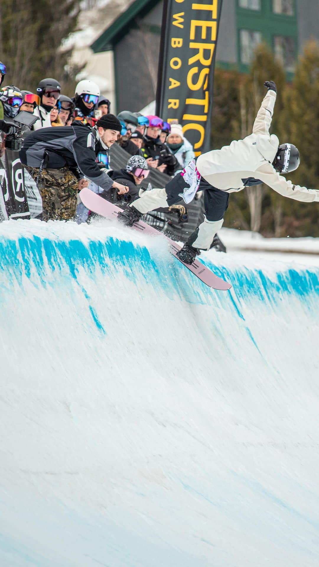 ショーン・ホワイトのインスタグラム：「Epic time catching up with some old friends at Homesick in Vermont.  Classic icy & snowy mini halfpipe jam session!!  📸 @garyland」