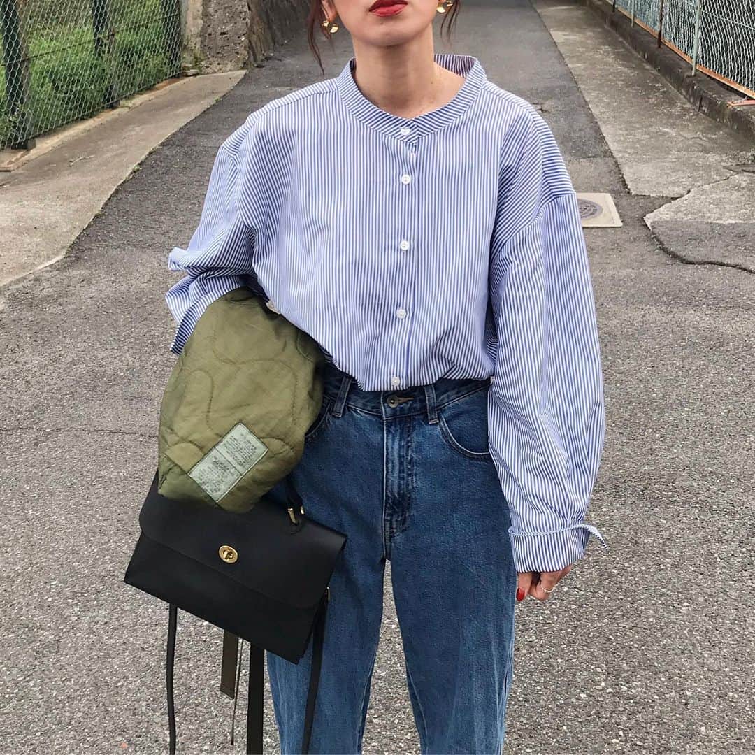 のインスタグラム：「@urs_official のバンドカラーのストライプシャツに、uniqlouのカーブジーンズ👖🌸  このシャツ後ろにボタンが付いてて、スリットになるデザイン♡ inしててわかりにくいけど、後ろは動画で載せてます☺️ サイズはLを着用です💕  DMでカーブジーンズのサイズの質問たくさん来てたんですが、私は22インチを履いてます👖22の在庫無くなった？みたいですが少しサイズ上げても可愛いかもです❤️ 今季のカーブジーンズは腰回りすっきりして落ち感あって、更に綺麗なシルエットになってる気がします🥰 . . . shirt#urs pants#uniqlou#カーブジーンズ bag#mimiberry  shoes#paraboot . . ursさんポイントアップキャンペーン中✨ 詳細はshopにて♡ . . #デニム#デニムコーデ#ストライプシャツ#オーバーサイズシャツ #古着女子#古着mix#パラブーツ#ヘアアレンジ#uniqlo#ユニクロ#uniqloコーデ #今日の服#ootd#instafashion#outfit #urs_styling #ユアーズ#釦バックスリットチュニックシャツ #春コーデ #ブルーコーデ　タイアップ」