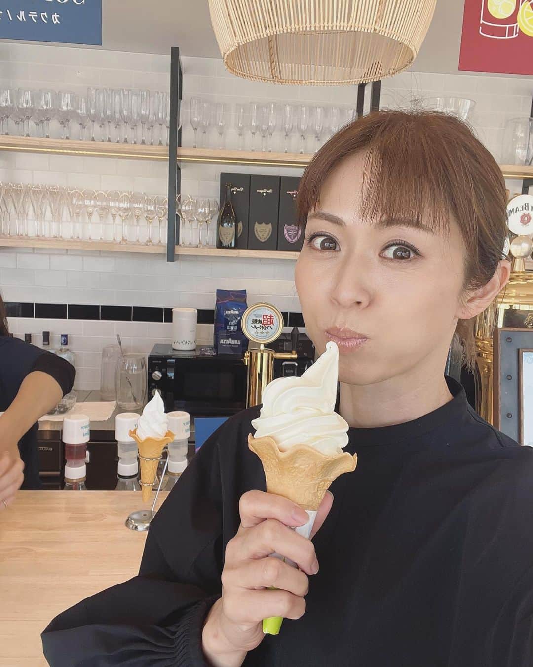 畑野ひろ子のインスタグラム：「昨日のロケは、　真夏のような天気🌞@kiranah_garden_toyosu にて。 娘達の習い事で、豊洲に行く事が多かったけど、こんな素敵な場所があったの知らなかった😆 BBQもできて、リゾートに来たような気分になれる場所。 撮影終わりに、スタッフみんなでソフトクリーム🍦」