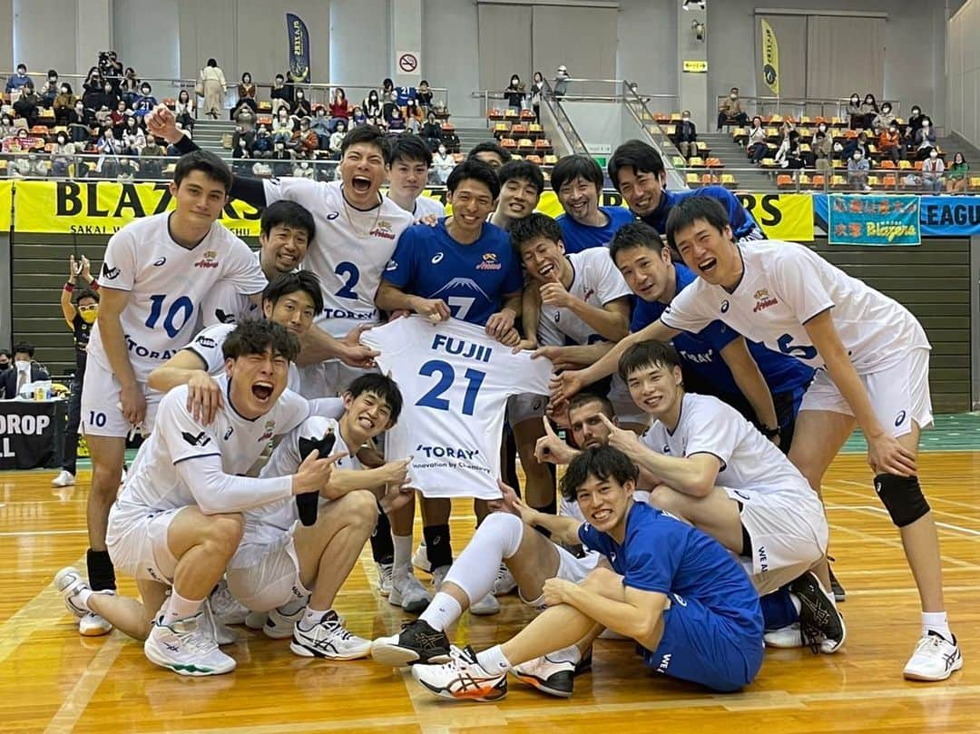 高橋健太郎のインスタグラム：「2022/23 Vリーグレギュラーラウンド沢山のご声援ありがとうございました😌 今シーズン出た課題を明確にし、オフシーズンでしっかり強化していきます。 #TORAYARROWS #心はひとつ  #髙橋健太郎」