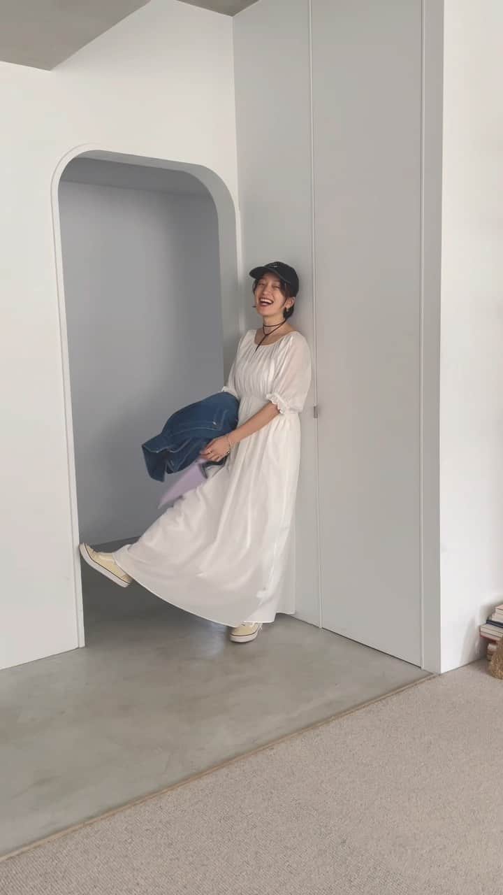 オブレクトのインスタグラム：「Miyako Takayama × oblekt  2023,3/31（FRI）15:00  release  高山都さん @miyare38 との春の新作コラボアイテムが3/31（金）に発売開始致します！スペシャルコンテンツも公開予定です✨  今回はON / OFF、様々なシーンで活躍する、都さんこだわりのワンピース  春らしい軽やかな素材感と、カラーリングが◎ インナーには、独立したペチコートがついており、お手入れも簡単です！ この機会に是非！！  オーガニックコットンシアーワンピース （ペチコート付き🌿） Color.ブラック/ライム/ホワイト Price ¥19,800 （include tax ）  【ONでも OFFでも カジュアルにもフォーマルにも ゆるっともかっちりも。 色使い次第、着こなし次第で、両A面なアイテムを。 軽やかに、しなやかに、纏うを楽しむ、春がやってきます。】   oblekt 公式オンラインストア（Re:Circulet リサーキュレット）で販売いたします。  お楽しみに✨  +++++++++++++++++++  #miyakotakayama #高山都 #oblekt #オブレクト」