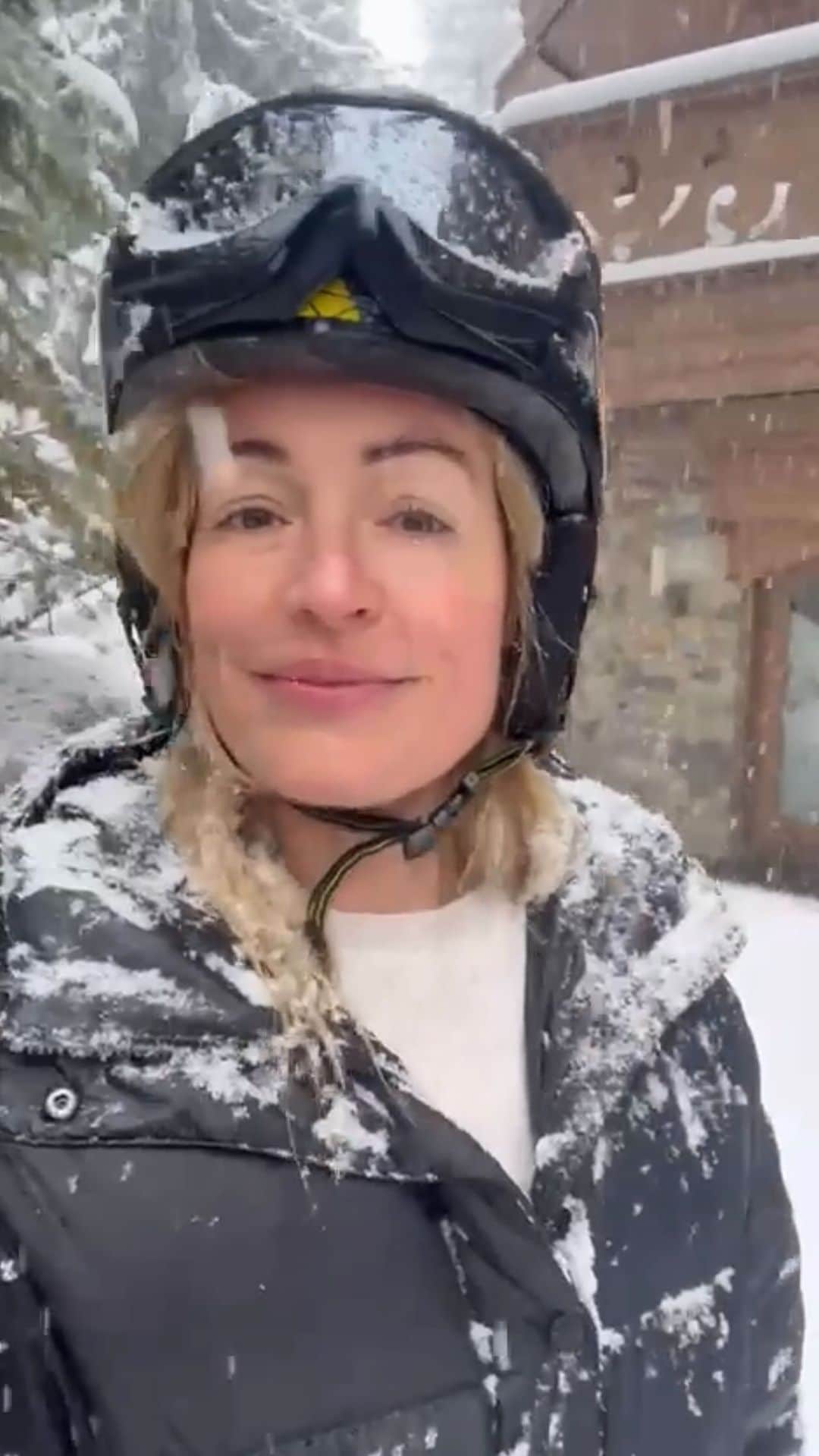 キャット・ディーリーのインスタグラム：「When enthusiasm makes up for lack of talent…. There’s nothing quite like being a ‘solid beginner‘ and managing to fall over twice from standstill ! ❄️🎿  @Charlie_Brear @BB_Brear @PaulannAlvarezz @Freddie_Finch #FrankFinch @Marcy_Moon」