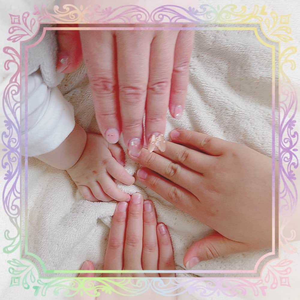 中上育実さんのインスタグラム写真 - (中上育実Instagram)「おててシリーズ👏  子供の手のスベスベもちもちさたるや(´-ω-`)」3月30日 9時05分 - nakagami193