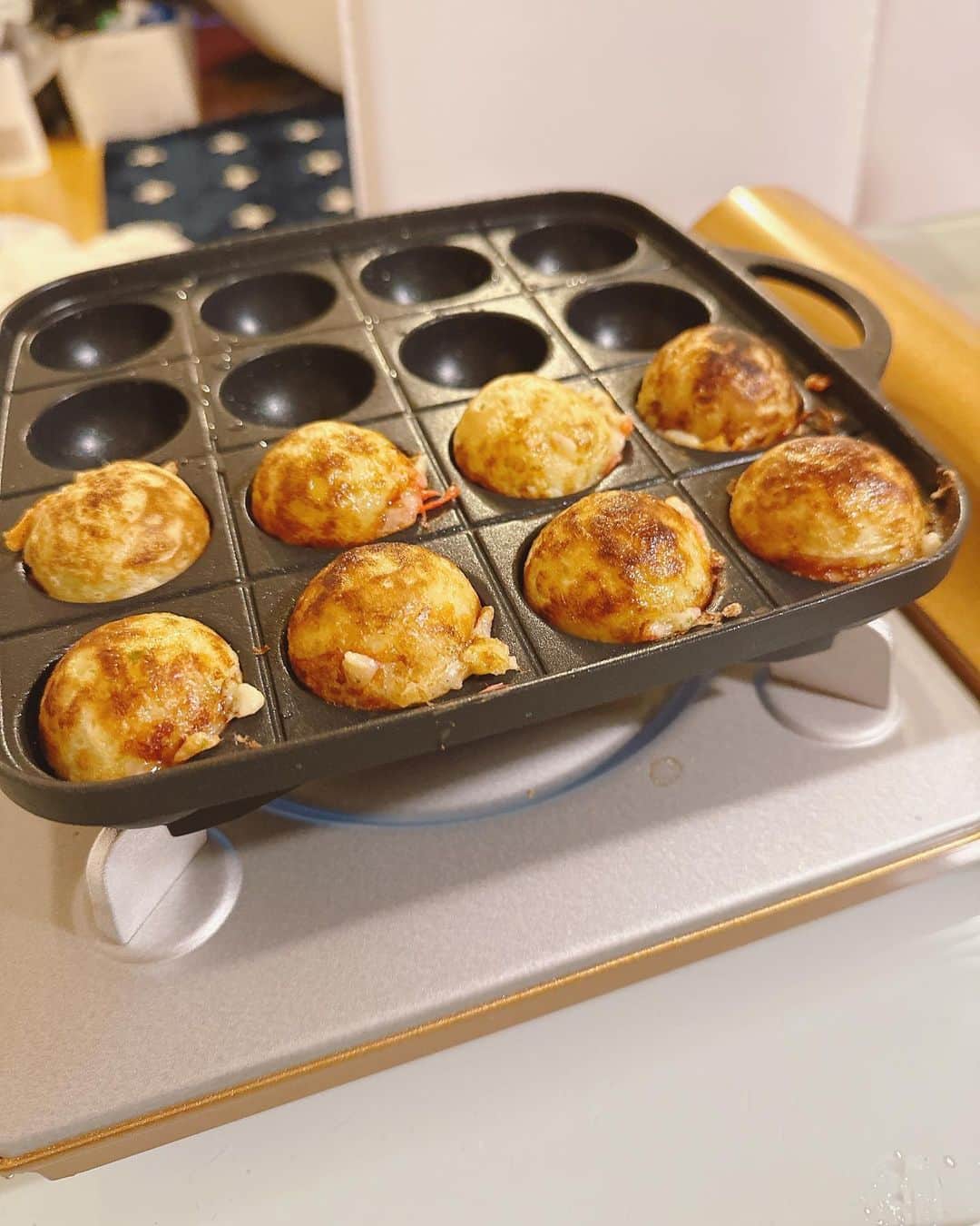 岩瀬玲のインスタグラム：「先日お友達のお家で食べた たこ焼きが美味しすぎて カセットコンロで使える たこ焼きプレート購入🥰  作ってみた  うーん なんかいまいち😂  というか たこ焼きって1人で食べるもんじゃないな、と個人的に思いました  #たこ焼き #たこ」
