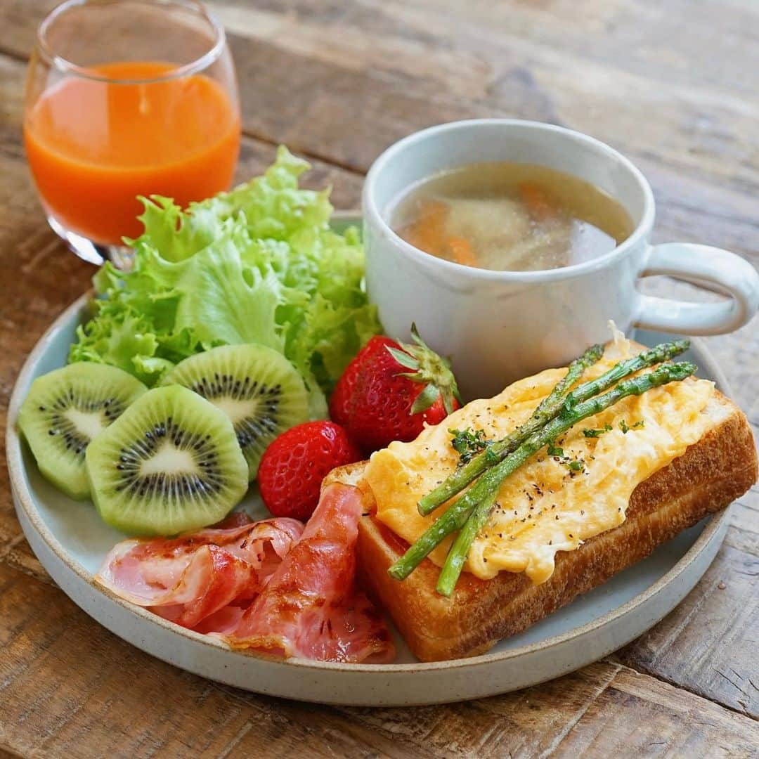hirokoさんのインスタグラム写真 - (hirokoInstagram)「🌱2023.3.30（木）☀️ ✽.｡.:*・ﾟ #いつもの朝ごはん ⁡ ハーフ食パンにスクランブルエッグのせ チーズのせようか迷ったけど...🤔 のせるのやめました〜  menu📝 ▪︎ スクランブルエッグのせトースト ▪︎ 鶏団子のスープ ▪︎ ベーコン ▪︎ フルーツ 🍓🥝 ▪︎ マイフローラ ⁡ ⁡ ＼ 1日1杯でお腹スッキリ#マイフローラ ／ 1杯で強い植物乳酸菌 1,000億 植物乳酸菌の95%が生きたまま腸にとどく 野村乳業ｻﾝの『 MY FLORA 』 毎日続けてますよ〜🤗 ⁡ 腸活気になる方お試しあれ〜 💁‍♀️······▸ @nomura_milk ⁡ ⁡ ⁡ ........The end 🍴☕️ #マイフローラアンバサダー #myflora #野村乳業 #腸活 #hiroponの朝ごはん #hiroponのワンプレートごはん #朝ごはん #朝ごパン #朝時間 #モーニングプレート #ワンプレート朝ごはん #ブレックファースト #パンのある暮らし #パン大好き #おうちごはん #おうちごはん通信 #おうちごはんLover #おうち時間 #フーディーテーブル #マカロニメイト #デリミア #バランスの良い食事 #locari_kitche #snapdish #macaroni #lin_stagrammer ・」3月30日 9時07分 - hiropon0201