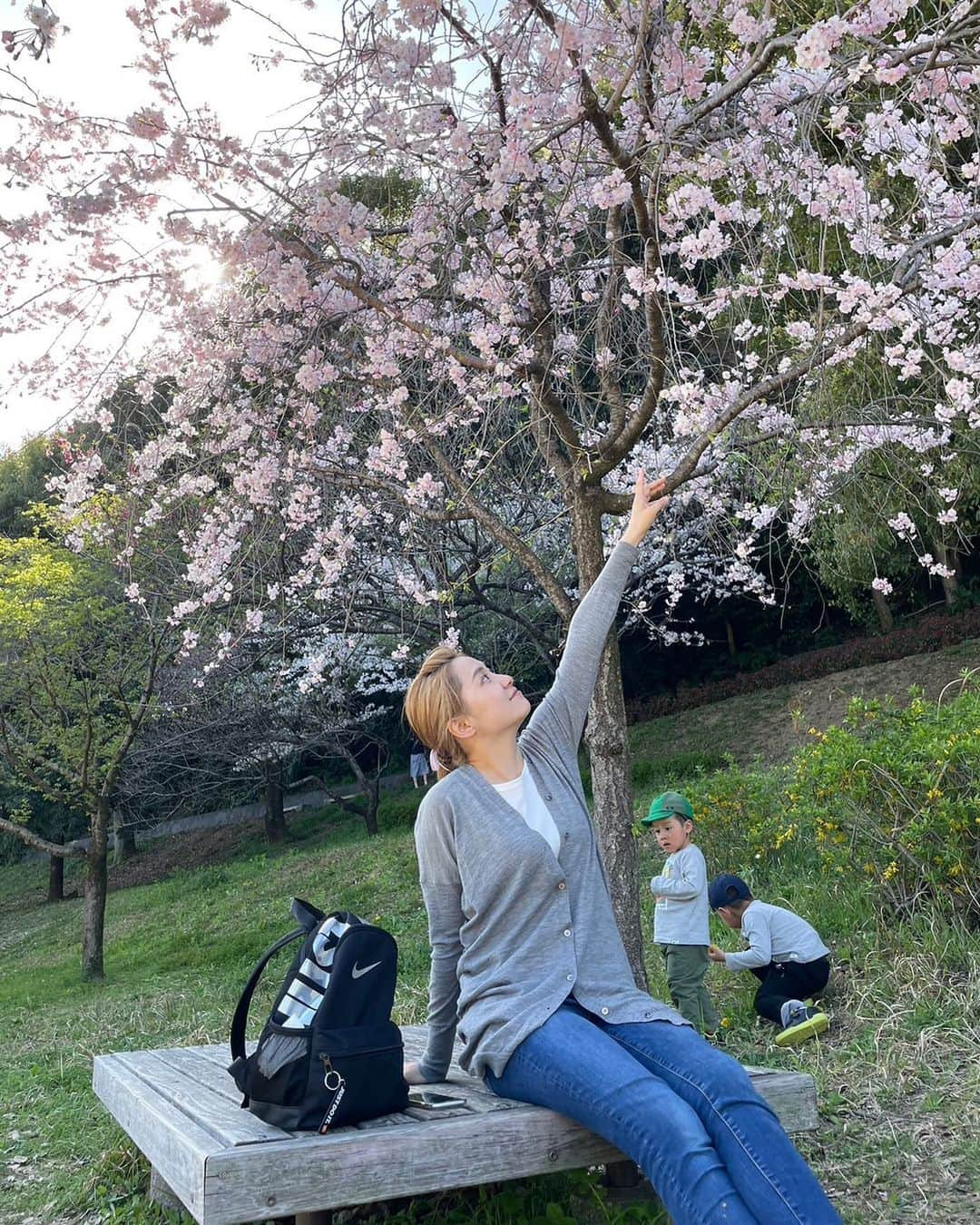 右手愛美のインスタグラム：「桜だいすきなのです〜🌸🌸🌸 毎日お花見したい☺️💕 #愛知県 #小牧市 #小牧山 #桜 #花見」