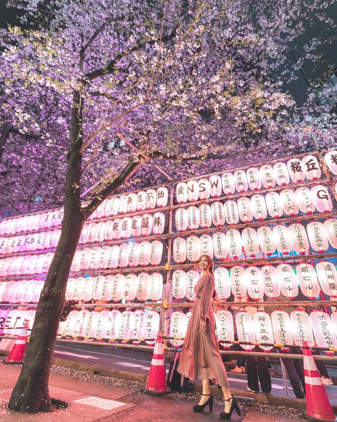 ももせゆきさんのインスタグラム写真 - (ももせゆきInstagram)「🌸 渋谷にある桜ヶ丘の夜桜ストリート🌸🏮 坂道の脇に坂道の両脇に桜が咲いててとってもキレイ✨ 外国人観光客で賑わってました✨  広角で撮ったから身長めっちゃ高い人に見えるけど実際は165cmです  今回も仲良しあすかちゃんと桜デート🌸 @sherry_1113  シャッター押してくれてありがとう♥️  ・ ・ 🌸 #夜桜 #渋谷#桜ヶ丘 #桜  #桜スポット #お花見 #春旅 #retrip_news  #タビジョ #daily_photo_jpn  #japan_night_view  #TokyoCameraClub #Lovers_Nippon #art_of_japan_  #被写体モデル  #hubsplanet #awesomeearthpix #awesometravel #1x_japan  #IGersJP#ビジョビ  #genic_mag #cherryblossom  #VSCOportrait #pr0ject_soul  #女子旅  #ファインダー越しの私の世界 #写真好きな人と繋がりたい #春コーデ」3月30日 9時15分 - momoyu1125