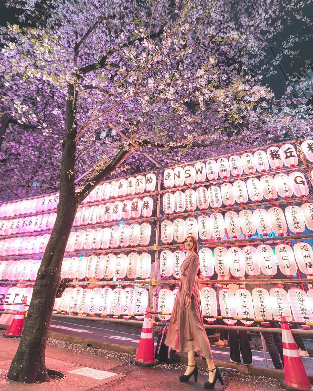 ももせゆきのインスタグラム：「🌸 渋谷にある桜ヶ丘の夜桜ストリート🌸🏮 坂道の脇に坂道の両脇に桜が咲いててとってもキレイ✨ 外国人観光客で賑わってました✨  広角で撮ったから身長めっちゃ高い人に見えるけど実際は165cmです  今回も仲良しあすかちゃんと桜デート🌸 @sherry_1113  シャッター押してくれてありがとう♥️  ・ ・ 🌸 #夜桜 #渋谷#桜ヶ丘 #桜  #桜スポット #お花見 #春旅 #retrip_news  #タビジョ #daily_photo_jpn  #japan_night_view  #TokyoCameraClub #Lovers_Nippon #art_of_japan_  #被写体モデル  #hubsplanet #awesomeearthpix #awesometravel #1x_japan  #IGersJP#ビジョビ  #genic_mag #cherryblossom  #VSCOportrait #pr0ject_soul  #女子旅  #ファインダー越しの私の世界 #写真好きな人と繋がりたい #春コーデ」