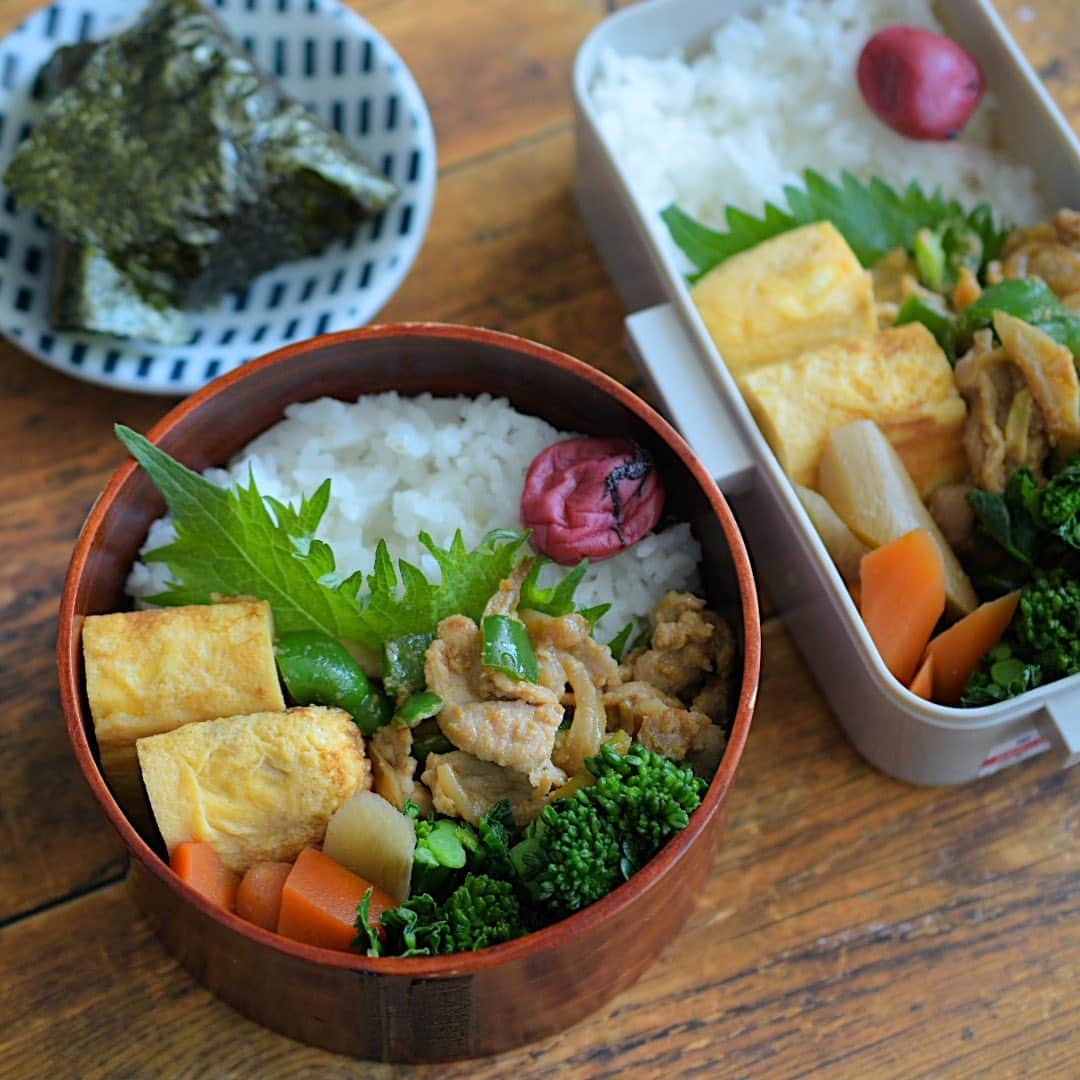 yukiyoのインスタグラム：「2023.3.30* ・ 今日のお弁当 ・ ごはんに梅干し 甘い出汁巻 #下味冷凍 で豚こま味噌マヨ焼いたの 冬花衣白だしに一晩漬けたの 煮物の大根と人参 おむすびの具は茗荷の佃煮 お味噌汁はニラ、玉子、お豆腐 ・ 3月も30日になってしまい 色々気ばかり焦る… ・ #お弁当 #obento #bento #japanesefood #暮らし #わっぱ #曲げわっぱ #わっぱ弁当 #igersjp #クロワッサンお弁当部 #クロワッサン普段弁当 #おむすび #おにぎり」