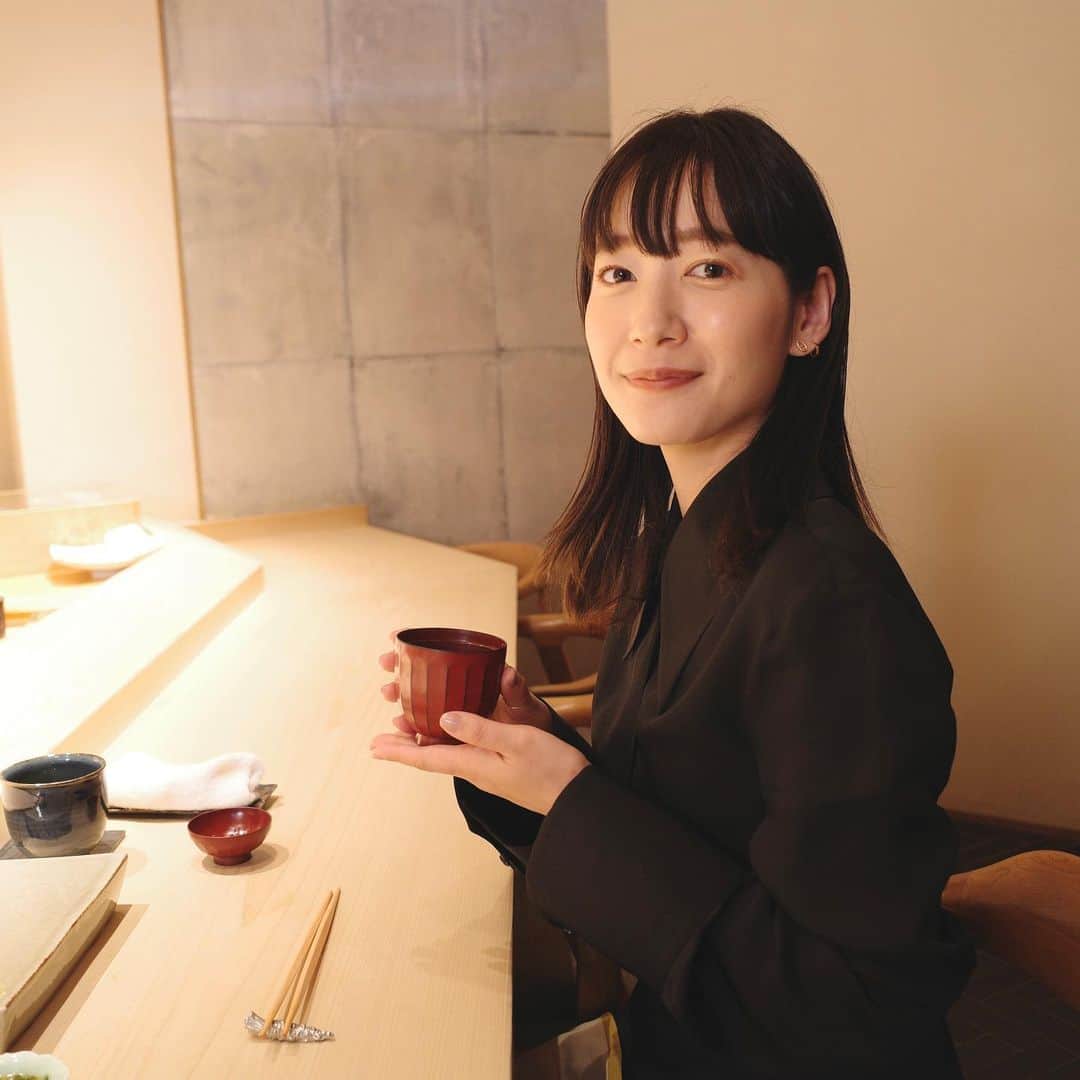 吉田明世さんのインスタグラム写真 - (吉田明世Instagram)「このあと朝10時から CSテレ朝チャンネルにて  『口福のひとり鮨～おとなの贅沢～』が放送されます🍣  一貫の鮨には、人を幸せにする力がある！  口福案内人として、 東京で注目の鮨屋を訪ね、とっても美味しいお寿司を頂きながら大将にお話を伺いました。  今日は　#鮨龍次郎 明日は　#すし岩澤 　　　　#秦野よしき 　　　　#いちかわ  それぞれとっても魅力的なお寿司屋さんが紹介されています！    ぜひぜひ、ご覧ください！  one-piece @jilsander  bag @anteprima_japan  shoes @camper_japan   #csテレ朝チャンネル #口福のひとり鮨 #鮨 #寿司 #ただただ美味しくて幸せなロケでした #jilsander #anteprima #camper」3月30日 9時15分 - akiyo0414