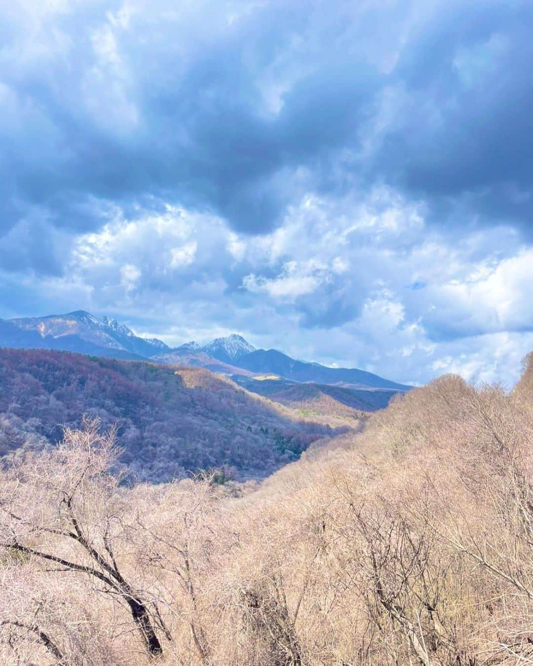 蛯原英里さんのインスタグラム写真 - (蛯原英里Instagram)「春休みに入って家族旅行で 八ヶ岳に来ています🗻  空気が澄んで　気持ち良い〜！  #八ヶ岳  #空気がきれい  #気持ち」3月30日 9時16分 - eriebihara