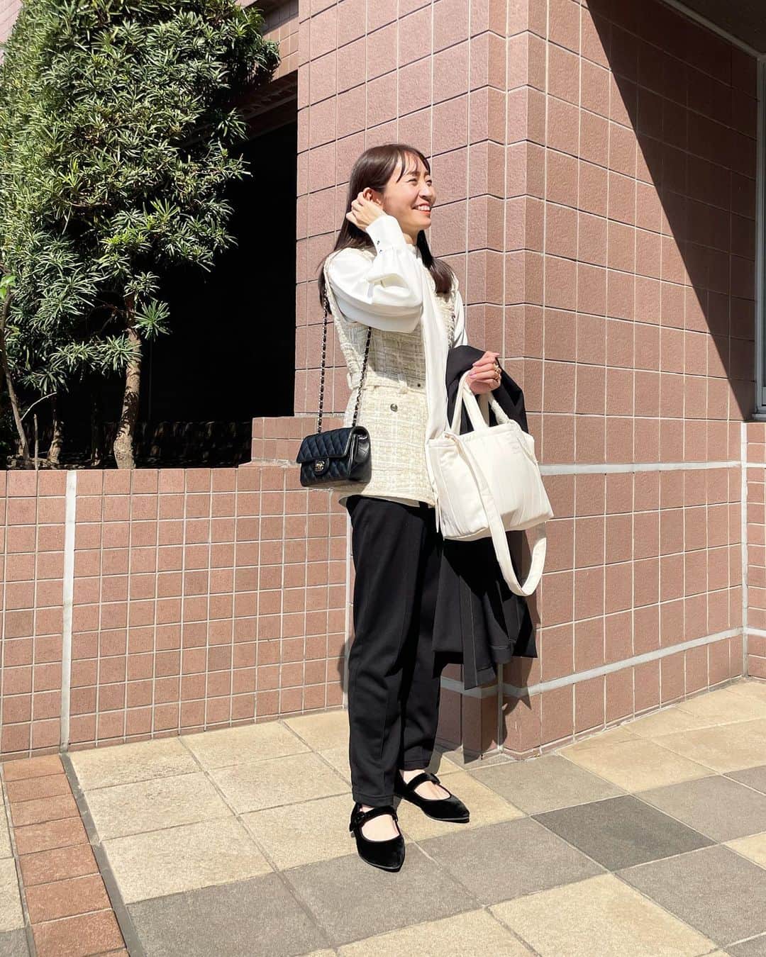 鈴木優美 のインスタグラム：「いつかの園行事コーデ。 小柄さんブランド @sirin_jp のジレを羽織って、ブラウス×黒パンコーデに新鮮さと暖かさを☺️ サブバッグはマチ付きで容量のある @k_du.ciel のもの🤍 ショルダーになっているのもポイント高い✨ #スワイプしてね  楽しみにしていた娘のワンピースも届いたのでまた載せます👧🏻 最近の寒暖差で何を着るかギリギリまで悩みますね💦 . そんな今日はお昼12時からコラボブラウスのインスタライブ💭 ストーリーでも載せましたので是非ご覧ください🙇‍♀️💕 . . . . . . . . . #sirin #ensuite #prettyballerinas #chanel #uniqlo #シリン #エンスイート #プリティバレリーナ #ユニクロ #シャネル #卒入園 #入園式コーデ #園行事 #学校行事 #兄妹ママ #小学生ママ #幼稚園ママ #2歳差 #2歳差育児 #2人目育児」