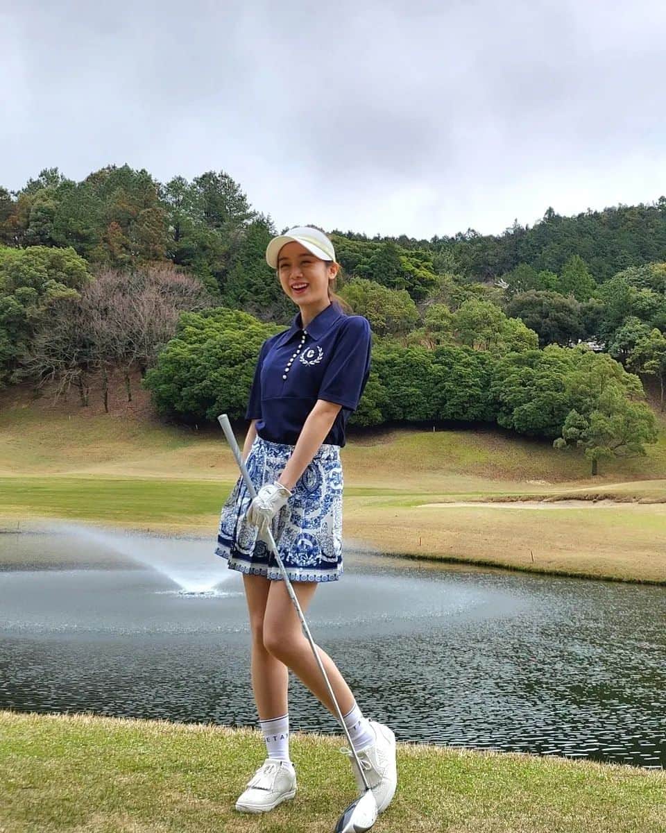 のインスタグラム：「Practice swing⛳️   #골린이지만괜찮아 #카루셀골프 #golf」