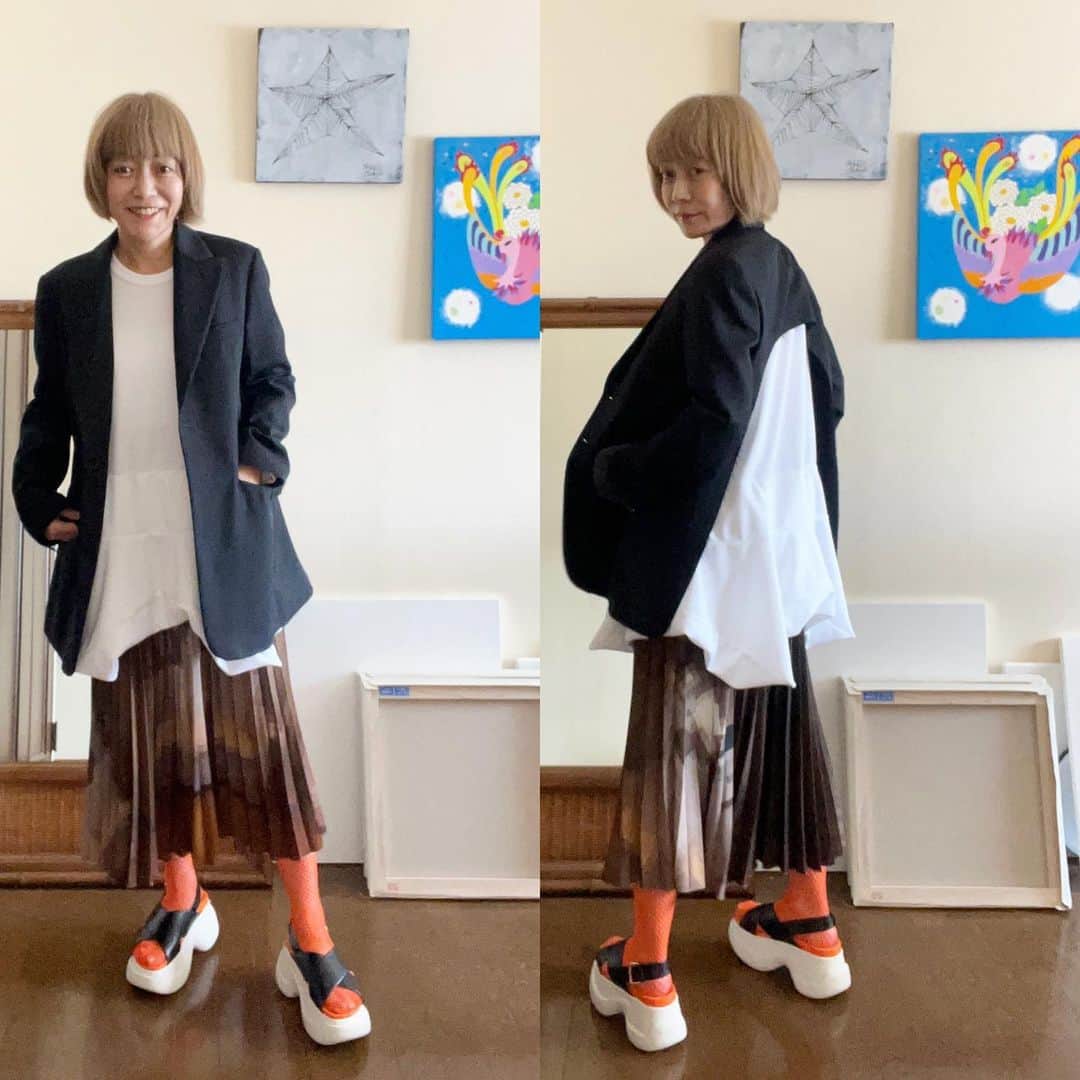のインスタグラム：「《おぼっちゃまくんジャケット》春のファッションは楽しいな🌸  th TARO HORIUCHI のジャケットです。 一見コンサバですが、後ろはパックリ😆 おぼっちゃまくんみたいです。  カッティングが美しく何にでも合わせられそうでヘビロテ決定。  千駄木のセレクトショップ Amanojak.で買いました。めちゃくちゃいっぱい試着して買ったのは、写真のジャケットとマルニの厚底サンダル。  そしてワンピースも😆またいつか見せびらかします✌️  #myartlife #liveintokyo #yoyogiuehara #lovefashion #japaneseartist #ファッション大好き #今日のファッションコーデ #1年間洋服を買わないチャレンジ #おしゃれは元気の源 #marni #mm6 #tarohoriuchi #commedesgarcons #amanojak」