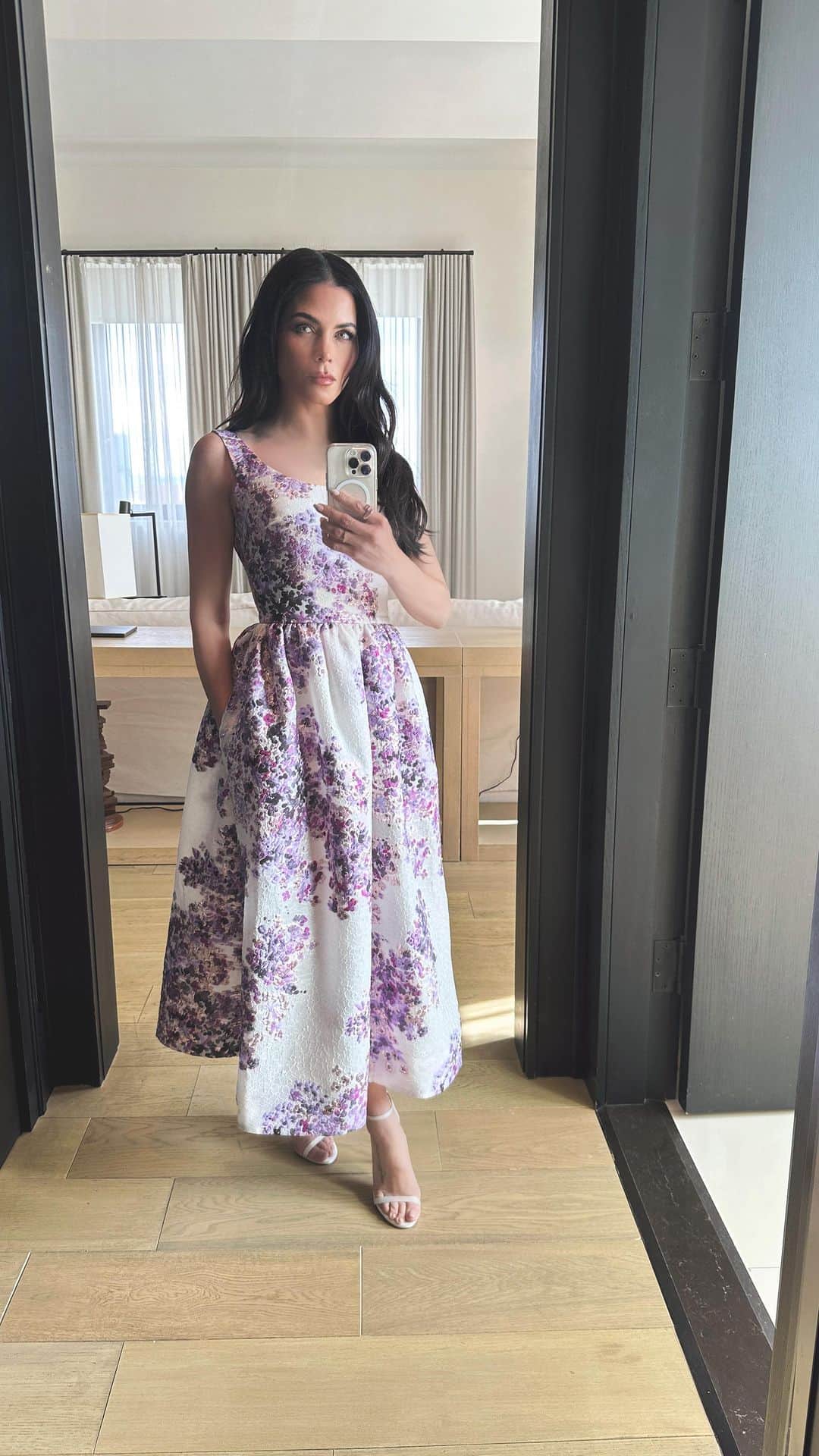 ブラッド・ゴレスキーのインスタグラム：「@jennadewan serving @moniquelhuillier spring florals for press in NYC 🌸」