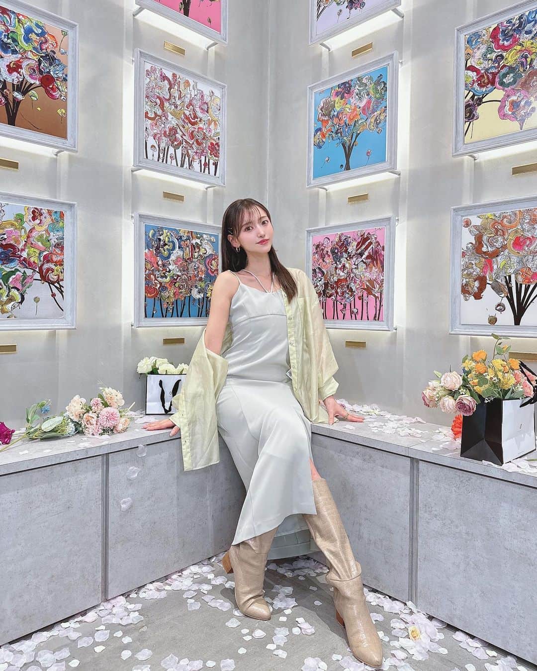 引地裕美のインスタグラム：「🫧💐🫧💐🫧  ルワンジュ東京ルミュゼの母の日は奥田雄太さんコラボの素敵な空間🎨  この日は、すっっっごく可愛いペンシルワンピース🧚🏻 シャツ合わせでラフにしたこの合わせ本当に可愛すぎる◎  どちらも @mercuryduo_com だよ🤍  #mercuryduo #マーキュリーデュオ #ゆうみ服 🧺#春コーデ  #UMine #japan #옷스타그램 #데일리룩 #코디스타그램 #每日穿搭 #일본 #얼스타그램 #照片 #粉我 #japanesegirl」