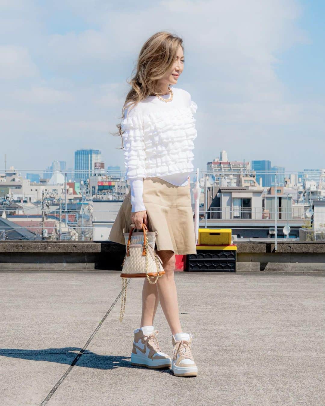 原口篤子さんのインスタグラム写真 - (原口篤子Instagram)「#ootd  knit @dualview_official  skirt #dior  bag #maisonmargiela  Snickers #nike Necklace #tiffany watch #cartier」3月30日 9時30分 - atsuko_dualview