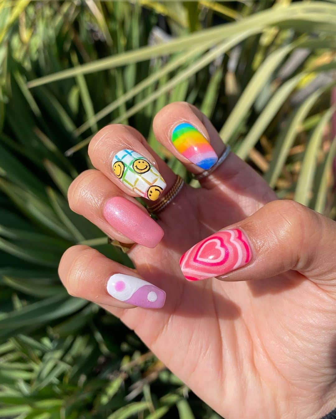 Ayaさんのインスタグラム写真 - (AyaInstagram)「New nail 💖 卒園やし最後に幼稚園で激モテするネイルにした💅🏾 初対面でこのクオリティ叩き出してくださったの 神様やわ🥹 . 子ども達もみんな、ハートが好きとか ニコちゃん好きとか わいわい感想言ってくれてたまらん癒し🌈 . 毎日公園で幼稚園の子たちと全力で走ってるから 基本常に筋肉痛の春休み🌸w ゴリラや言われたり🦍猿や言われたり🐒 そんな日々www . ______________________________________________________ #naildesign #smilynails #monotonenails #海外コーデ #海外ファッション #外国人風 #外国人風ファッション #大阪ネイルサロン #春ネイル #ピンクネイル #ニコちゃんネイル #スマイリーネイル #海外ネイル #海外風ネイル #ネイルデザイン #レインボーネイル #ハートネイル」3月30日 9時36分 - aya__beach