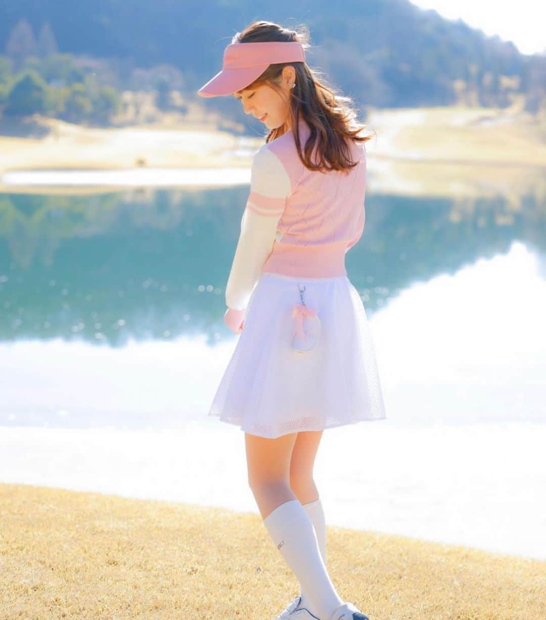 J.JANE JAPANさんのインスタグラム写真 - (J.JANE JAPANInstagram)「.  ✼••┈┈┈┈••✼••┈┈┈┈••✼  J.JANE Spring collection 〜💠  ●Tops Diamond punching Summer Knit Zip-up（Pink）  ●Bottoms  Waffle skirt（White）  着用モデル @golf___sayachan   ✼••┈┈┈┈••✼••┈┈┈┈••✼  鮮やかな色でフィールドで さらに映えるジップアップニット。  薄くて軽い生地はシワになりにくいので 使いやすいニットです。 ショート丈の着丈なので脚長効果に見えるのもポイント！  ダイヤモンド💎ような 網目のデザインがボディラインを 綺麗に映し出してくれます。  単独で着用することもできますし、 カーディガンとして2WAYで使用可能です。  🇯🇵 https://www.j-jane.jp/  ⋱⋰ ⋱⋰ ⋱⋰ ⋱⋰ ⋱⋰ ⋱⋰ ⋱⋰  #韓国ゴルフウェア#ゴルフウェア#ゴルフウェアレディース #可愛いゴルフウェア#j_jane#ゴルフウェアセレクトショップ #人気ゴルフウェア #ゴルフ女子#ゴルフ女子コーデ」3月30日 9時43分 - j.jane_japan