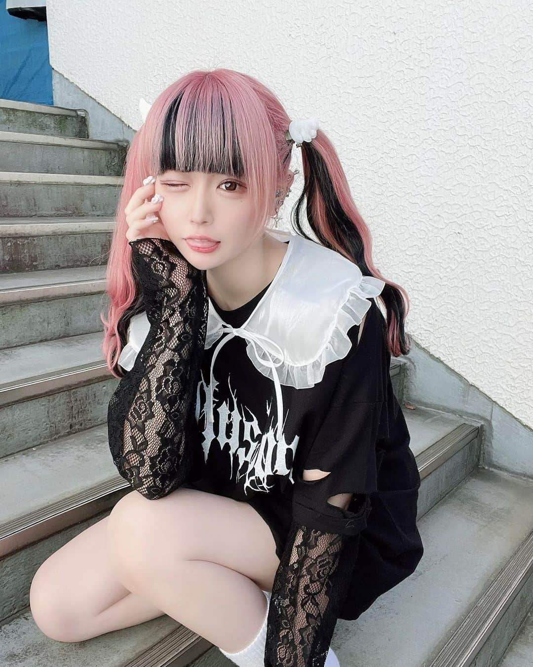 のインスタグラム：「ㅤㅤㅤㅤㅤㅤㅤㅤㅤㅤㅤㅤㅤㅤㅤㅤㅤㅤㅤㅤㅤㅤㅤㅤㅤㅤ 買うかずっと迷ってるロンTさん^_^ ぼろぼろでかわいー😽 ㅤㅤㅤㅤㅤㅤㅤㅤㅤㅤㅤㅤㅤ #ankrouge #アンクルージュ #ラフォーレ原宿 #原宿ファッション #原宿 #地雷系女子 #地雷 #地雷メイク #地雷女 #ストリート系女子 #ストリートファッション #ブラックコーデ #ユニセックスコーデ #ピンクヘアー #ピンク髪 #派手髪 #前髪インナーカラー #ツインテール #自撮り #いいね返し #自発ください #アパレル店員 #ootd #japanesegirl #l4l」