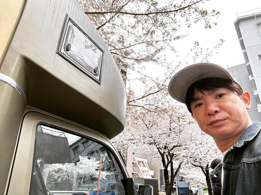 濱口優のインスタグラム：「#濱口優と秘密基地 #お花見 #桜　#キャンピングカー」