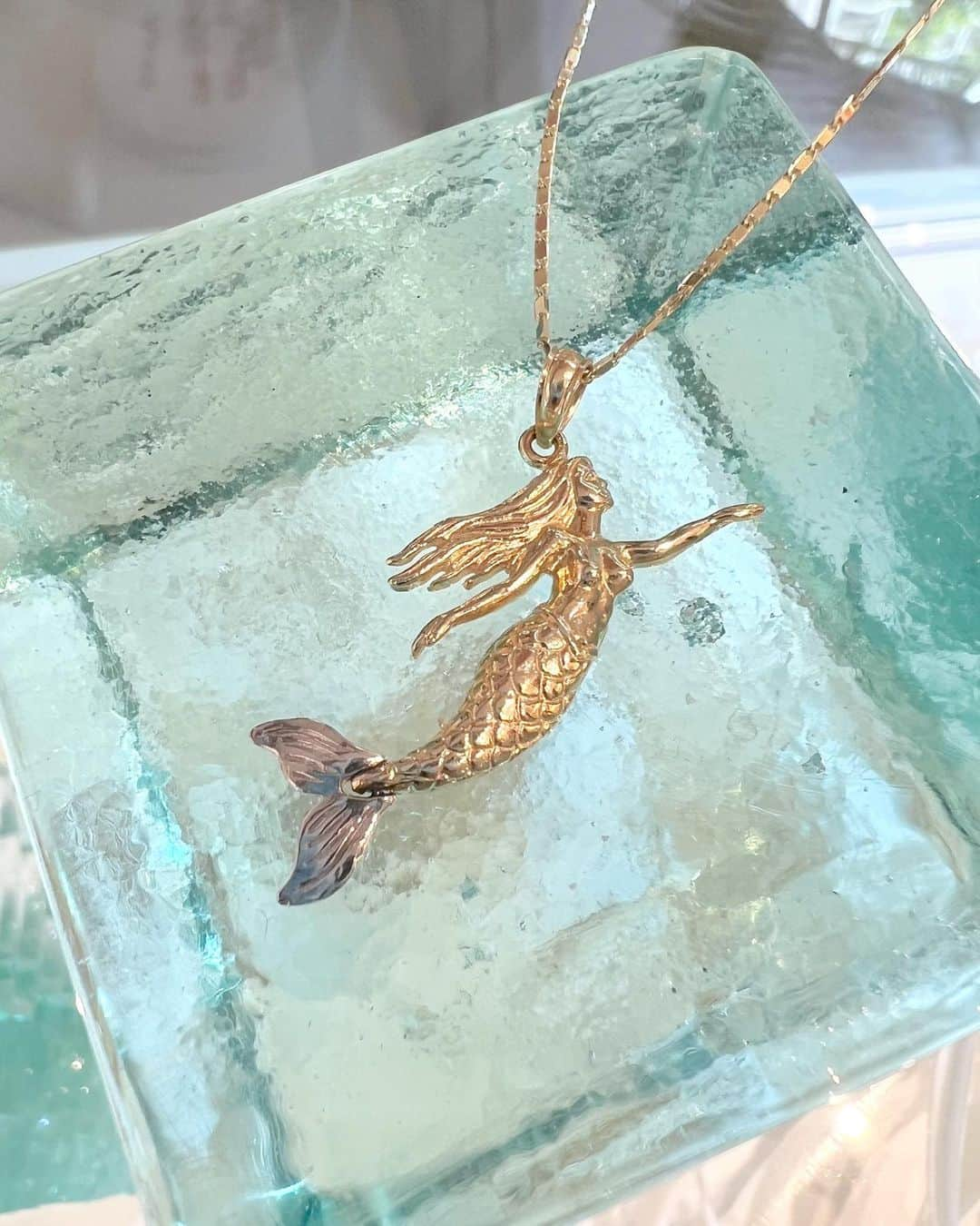 Manoa Love Design Hawaiiさんのインスタグラム写真 - (Manoa Love Design HawaiiInstagram)「Beautiful Mermaid🧜‍♀️Body-yellow gold, Tail-white gold  #manoalovedesign #mermaidlife #mermaid#waikikibeach #waikiki#oahuhawaii #hawaiilife #manoa#hanaumabay #lanikaibeach #mermaidcaves #マノアラブデザイン#マノア#マーメイド #ワイキキビーチ#ワイキキ#ラニカイビーチ#ハワイ好き#マーメイドケーブ#人魚 #リトルマーメイド」3月30日 10時15分 - manoa_love_design