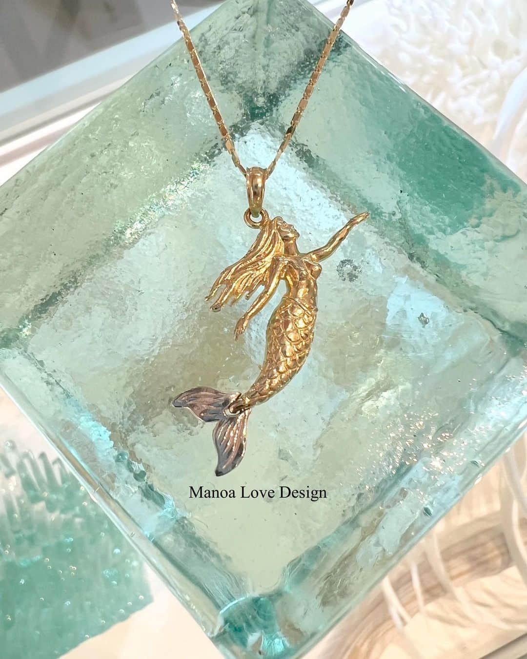 Manoa Love Design Hawaiiのインスタグラム：「Beautiful Mermaid🧜‍♀️Body-yellow gold, Tail-white gold  #manoalovedesign #mermaidlife #mermaid#waikikibeach #waikiki#oahuhawaii #hawaiilife #manoa#hanaumabay #lanikaibeach #mermaidcaves #マノアラブデザイン#マノア#マーメイド #ワイキキビーチ#ワイキキ#ラニカイビーチ#ハワイ好き#マーメイドケーブ#人魚 #リトルマーメイド」