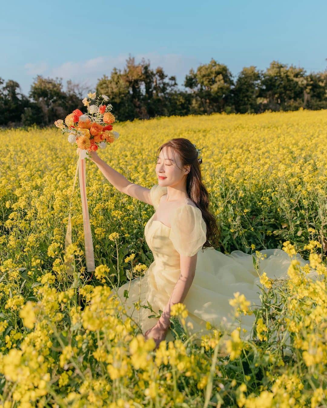 에테르 etherのインスタグラム：「오랜만에 노랑노랑한 유채💛 컬러풀했던 봄의 시작 !   #에테르의바다 #설레다메이크업  #빛물꽃   /」