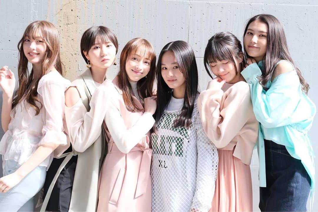 ８２１（ハニー）のインスタグラム：「約一年前 “またこの街で“撮影 桜が咲く少し前の頃の集合写真。 なつかしぃ♪  4/9(日) ラジオ公開収録チケット発売中です！  ぜひぜひ会いに来てください。 #イベント #821  #sweethome  http://t.livepocket.jp/e/821radio14」