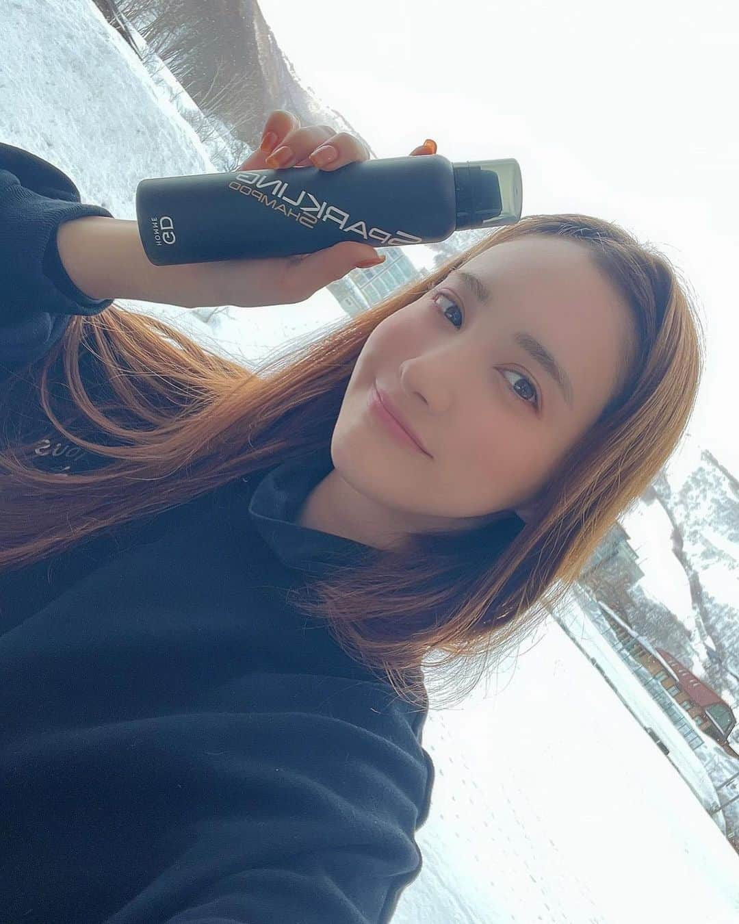 眞木美咲パメラのインスタグラム：「First time skiing in Niseko ❄︎  ニセコ行ってきたよ ひたすらスキーと温泉 初めてのニセコ大満喫してきたぜ🦤  GDシャンプーももちろん持ってったよ みちみち泡でモコモコだからスキーで汗かいた頭皮も一瞬でさっぱり セツに泊まったんだけどお風呂がとってもよくてGDシャンプー持ってってよかった❤️‍🔥 　 スーッとして身体が火照ってる時に使うの気持ちいい このGDHOMME スパークリングシャンプーのモコモコ泡で洗ったら泡立てる時間もはぶけるから旅行におすすめ🙌🏻  @gdhomme_official #gdhommeスパークリングシャンプー #gdシャンプー #炭酸シャンプー #オーガニックシャンプー #炭酸スキンケア #ヘアケア #シャンプー #ノンシリコンシャンプー #ボタニカルシャンプー #頭皮ケア #ツヤ髪 #アミノ酸シャンプー #スカルプケア」