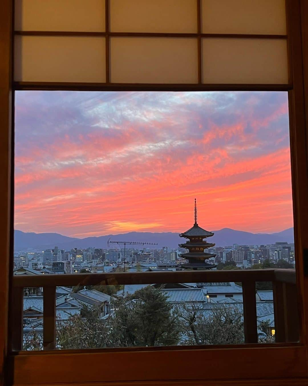 吉川亜樹さんのインスタグラム写真 - (吉川亜樹Instagram)「#茜空 #夕焼け #京都 #kyoto」3月30日 10時30分 - yoshikawa_aki