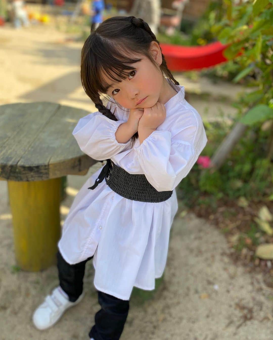 安田由紀奈のインスタグラム：「もっと遊びたいなぁ💕👧 ....あざとい。 2枚目が本性。  #あざとい系女子  #可愛い は正義 #親バカ #ボーネルンド #女の子ママ #男の子ママ #４歳 #1歳」