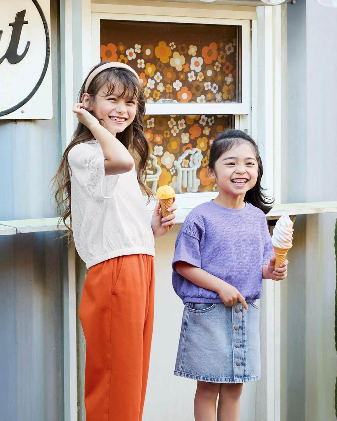 GUさんのインスタグラム写真 - (GUInstagram)「. GU KIDS トップスコレクション ボリュームスリーブで、ガーリーな着こなしが叶う 2種類のトップスが登場。 他にもこれからの季節活躍する半袖トップスを豊富にご用意。  ____________________  GIRLSクロップドギャザーT ¥990 品番：345200  GIRLSクロップドT(ロゴ) ¥990 品番：345225  GIRLSスパンコールT(バタフライ) ¥1,490 品番：345204  BOYSスパンコールT(ティラノサウルス) ¥1,490 品番：345060  KIDS(男女兼用)スウェT(ロゴ) ¥990 品番：346698 ____________________  #クロップドT #ギャザーT #スパンコールT #通学 #小学生 #GUKIDS #子供服 #キッズ #キッズファッション #kidsfashion #YOURFREEDOM #GU #ジーユー #GUコーデ」3月30日 10時39分 - gu_global