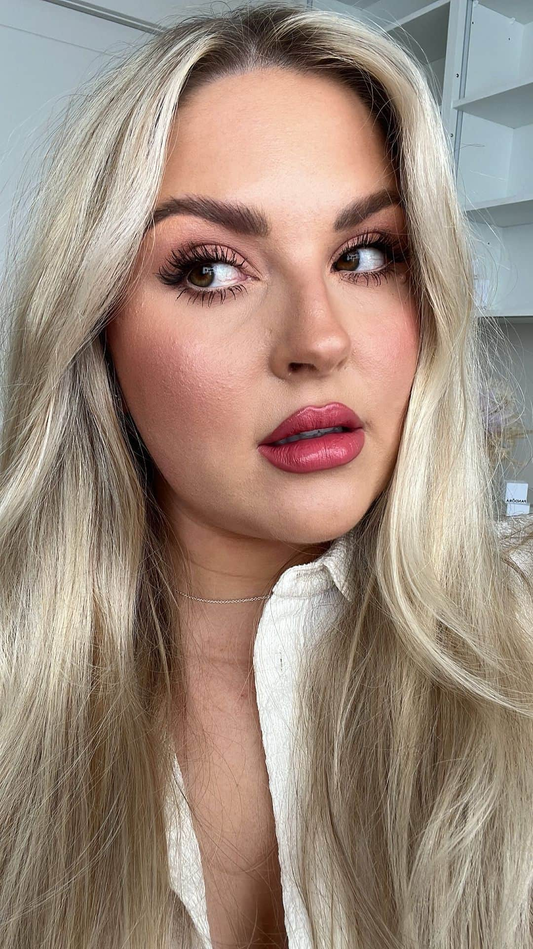 Shannonのインスタグラム：「Should I do a round 2? 😍🤍 woweeeeee who knows a lipstick that’s this exact colour because I need it hahhaa 🤌🏼」