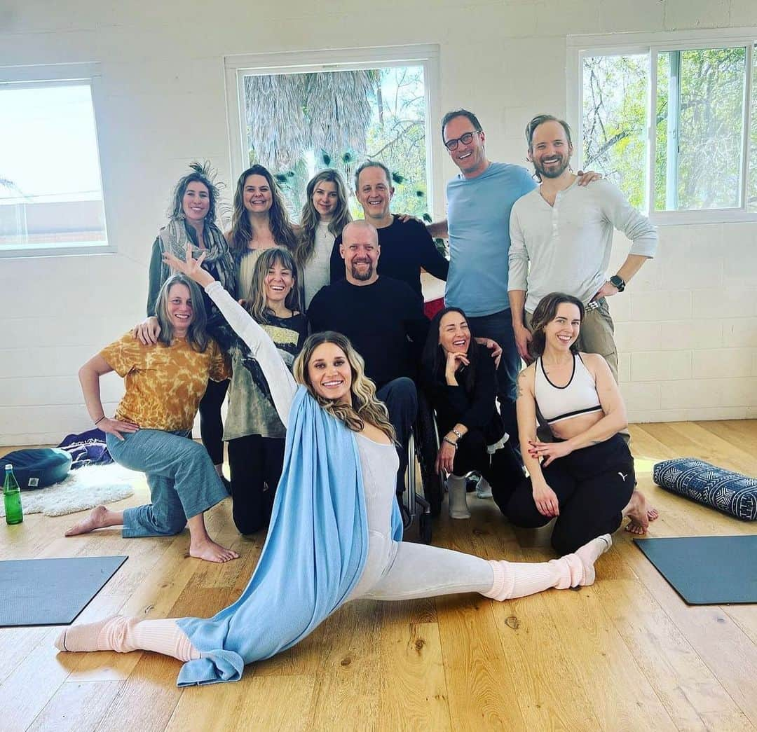 ブリー・ターナーのインスタグラム：「What an incredible weekend with @wollrab finishing up The Artist Way with this gorgeous group of humans. So grateful to be apart of this course again this year, and to my dear friend for asking me to participate as a teacher this time around. ⚡️」