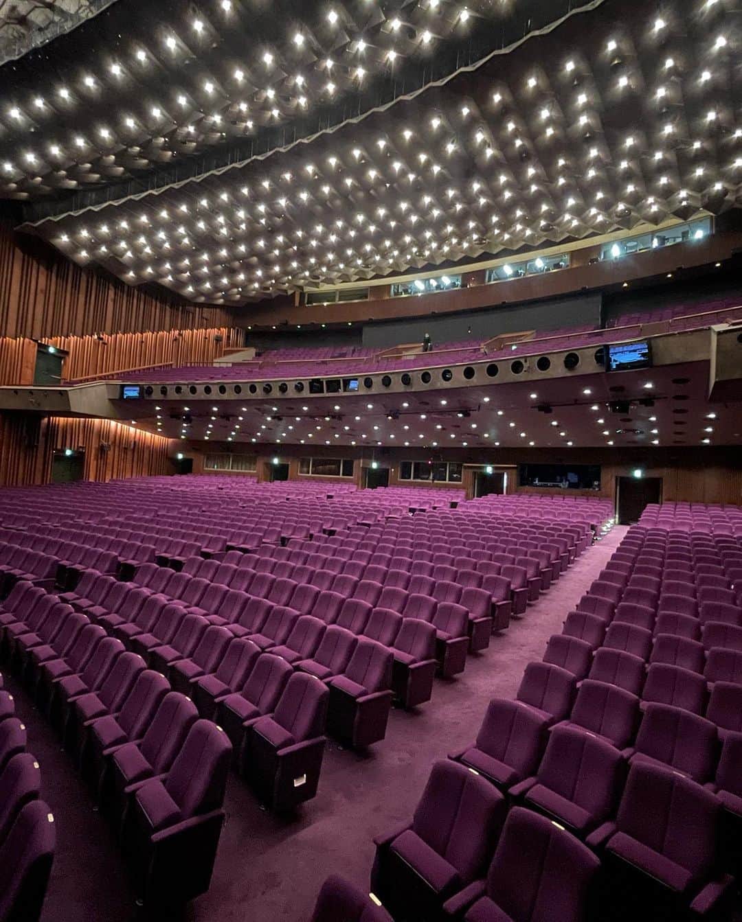 島田彩さんのインスタグラム写真 - (島田彩Instagram)「🥜 Musical SPY×FAMILY  無事東京公演千穐楽を迎えました。 連日劇場いっぱいのお客様。幸せな光景でした。ご声援ありがとうございました。  いざ、カンパニーは次なるミッション、ツアー公演へ。兵庫、福岡でもお待ちしております！ 本当にありがとうございました！  #ミュージカルspy #スパイファミリー #spyfamily  #帝国劇場 #千穐楽  #ニーハイなんて高校生ぶりに履いた #リボンなんてはじめて頭につけた #帝劇でこの格好させていただけて光栄でした」3月30日 11時16分 - madashimadamada