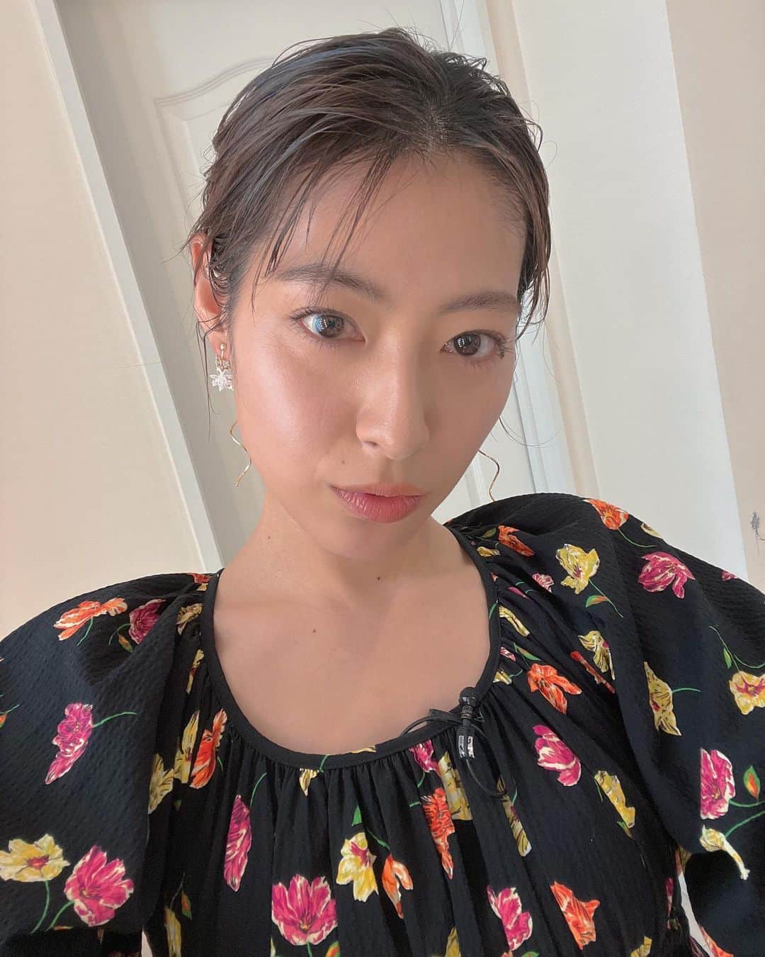 瀧本美織のインスタグラム：「🍽 今夜23:59〜「常連3」 芸能人御三方が行きつけのお店を紹介してくれるのですが 一人だけ常連を装っている方を当てる心理ゲームバラエティ😎 すごく楽しんじゃってますので皆さんも一緒に推理してみてください！ 相当難しいですよ🥹   #常連3」