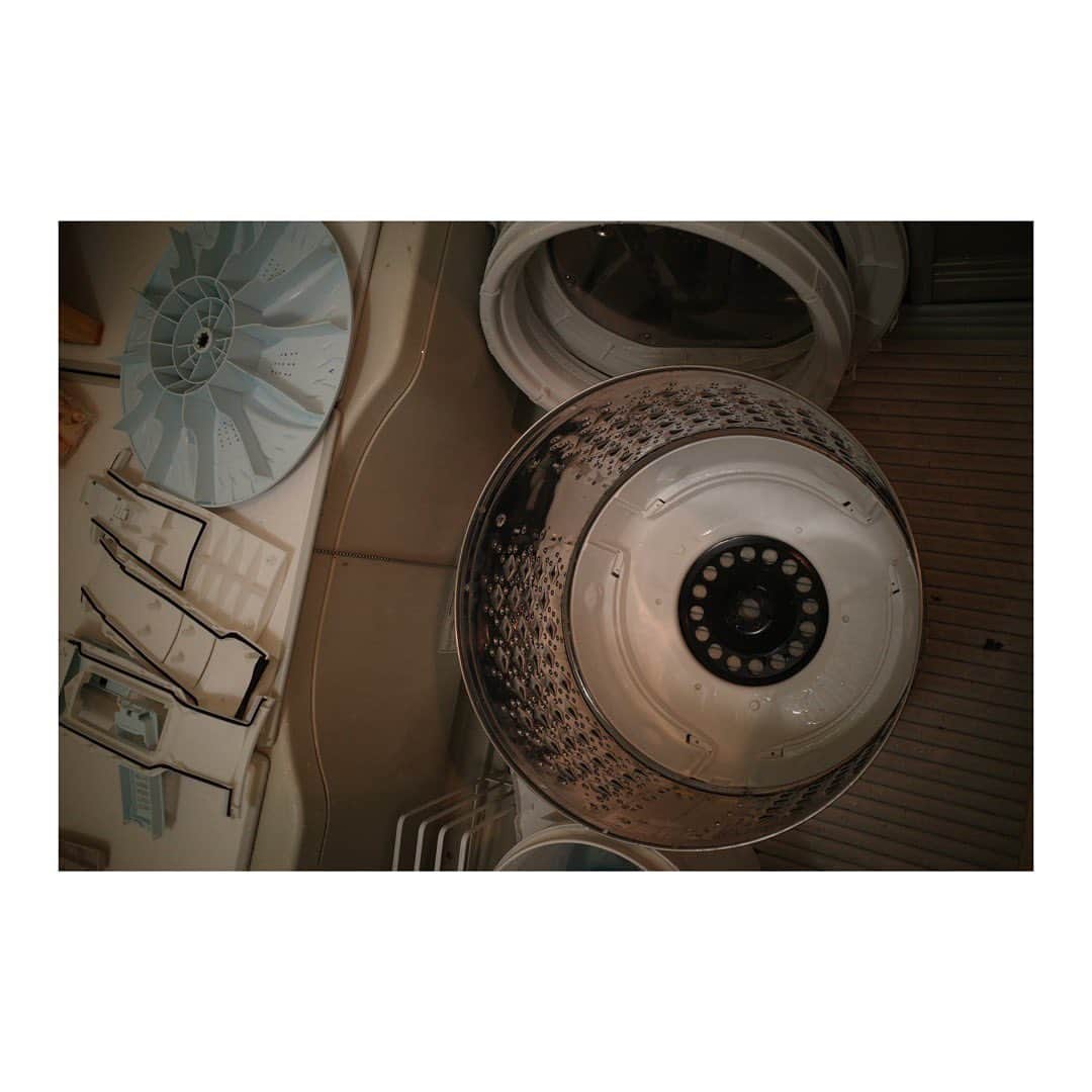 藤田敦子さんのインスタグラム写真 - (藤田敦子Instagram)「ㅤ Beforeが衝撃でしたので Afterを先に載せます。  先日、 #洗濯機クリーニング を @official_mystar さんにお願いしました。  ストーリーズでもあげて反響があったので 投稿でちゃんと残したいなと。  うちの洗濯機、2年ほどしか使ってないのですが もうこんなにカビが…汗 でもこれ、そんなに酷い方じゃないらしく ほんとに一年でももっとやばいものもあるそうで。  洗濯槽クリーナーをやるくらいなら、 お金貯めて年1とか2年に1度でもいいから クリーニングした方に子達。  ワセリンやら柔軟剤やらを使う人は 汚れがひどかったりもするようです。 (分解されないんだろうね)  あと、うちは縦型で乾燥機能付きなのですが 乾燥の部分に埃が溜まる溜まる。 夫が掃除するも、どんどん埃を 押し込んでいただけになってしまってたらしく (2枚目の上真ん中あたりが乾燥の埃が溜まってるところ) そこも綺麗さっぱり取り除いてもらいました。 埃が溜まると乾燥に時間がかかって 電気代も高いし環境にもなあ、なんて思ってたから いろんな意味でスッキリしました✨  そして、うちの洗濯機のメーカーさん、 洗濯槽を止めるねじ？が水に強いものではなかったらしく… このタイミングでクリーニングしてなかったら ネジ壊れてたかも、てな感じで とにもかくにもこのタイミングで クリーニングしてよかったあああ🥺  掃除担当の夫がとにかく感動して 作業にきてくださったお兄さんに 色々質問しまくっていました🤣  これからカビも増えやすい季節だし まじでまじで一度しっかり 洗濯機クリーニング、お勧め✨  1）縦型洗濯機クリーニング 19,900円（1.5~2.0h） 2）ドラム式洗濯機クリーニング 29,900円（3.0~4.0h） くらいの価格でやれるから まずやってみて、1年後にもう一回やり、 「うちは年1もいらないな」とか目安にするといい とのことでしたあー！」3月30日 11時29分 - blenda0305