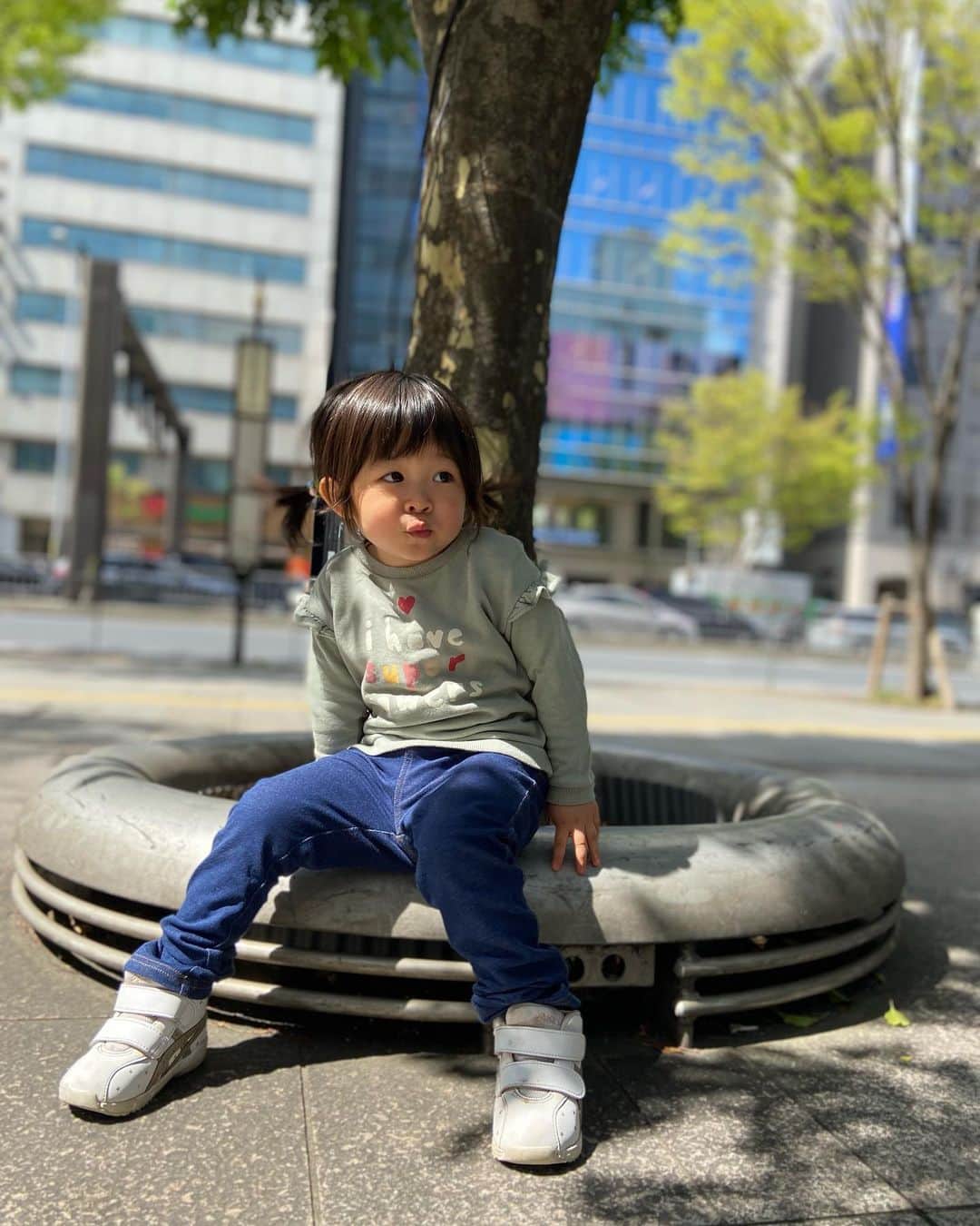 hiyoriのインスタグラム：「arucaでミヤさんに チョキチョキしてもらったよ♡💇‍♀️  ママがむすぶのと なんかちがう！ きれい✧✧✧  普段結ばせてくれないちーまる。 プロが結ぶと違うな〜✨  (今日は2秒でとられました😭)  最後はヤンキースタイルでのお花鑑賞…🌸 ママの真似？👩💧  #表参道 #表参道美容室 #aruca #ちーまるgirl #子育て #3歳女の子」
