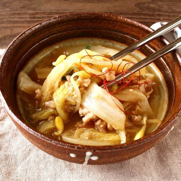 メシ通さんのインスタグラム写真 - (メシ通Instagram)「メシ通的韓国料理  韓国料理のスープって、 だしが効いていて美味しいですよね 韓国ではスープにご飯を入れて食べるそうですが、 だしが効いているから味がぼやけないんでしょうね そんな美味しい韓国スープレシピを紹介します 白菜の食感と甘み、うま味がクセになる一品ですよ  肉のうま味とピリ辛スープでご飯が進む！余った白菜で韓国料理「ウゴジタン」風 https://www.hotpepper.jp/mesitsu/entry/niwanomomo/2022-00793  #メシ通 #mesitsu #ウゴジタン #白菜 #ひき肉 #豆もやし #ねぎ #片栗粉 #鶏ガラスープの素 #みそ #醤油 #ごま油 #にんにく #七味唐辛子 #韓国料理 #韓国 #ご飯 #白メシ #家飲み #ビール #ハイボール #ワイン #おうちごはん #自炊 #レシピ #庭乃桃」3月30日 11時44分 - mesitsu