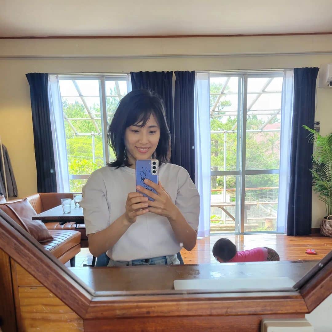 本仮屋リイナのインスタグラム：「朝まですごい雨風だったけど、晴れて、いいお天気に🌈 ⁡⁡今日はまったりスタート☺☺ ⁡ #撮ってたらなんか入ってきた🧔⁡⁡ ⁡#うさぎの躍動感 ⁡ ⁡#ニコニコクッキーのしあわせ」