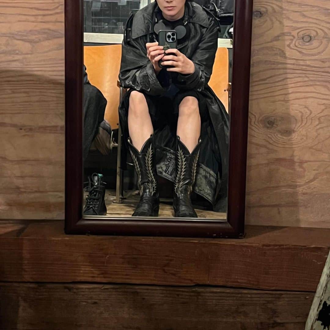 瀬畑茉有子さんのインスタグラム写真 - (瀬畑茉有子Instagram)「. 10年前に 初めてロンドンに行った時に 古着屋で見つけたレースアップの レザーのショートブーツ . . 60€(当時約7500円)で 購入したビンテージの革靴を 履いては直して メンテナンスしてという事を 何度も何度も繰り返してるから 買った時よりリペア代の方が はるかに高くなってる。 . . それでもずっと大切にしていきたい靴が ある事は幸せなことだね。 . . そんな時に信頼して預けられる 中目黒にある靴の修理屋さん @smallaxeshoerepair  . . 昨日久々に別の修理で伺った。 . 靴の修理以外にも 店主の萩原さんが集めていた服や靴のビンテージが インテリアのように飾られていて店内はとてもオシャレ🥀 . . 帰り間際に入り口ドアの近くに 埃がかぶって 無造作に置かれていた 一足の靴に目が止まった。 . . わたしがずっと探して求めていた 色や形の90年代頃の ウェスタンブーツだった✨ . . . 「このウェスタンブーツかっこよすぎ❗️」 と思わず興奮してると . . 萩原さんが 「飾りで置いてたから安く売ってもいいですよ☺️」と。 . . な、な、なんと！！！！ 嬉しすぎる🥺💓 ってか提示した価格も安すぎる。。 . . 「これに関しては商売じゃないから 靴を気に入ってくれる人に履いてもらうのが一番 なので☺️」 . .  優しすぎです😭😭 . . ビンテージで年月も経って 底も削れていて 革もだいぶ硬くなっていたので こちらのリペアもお願いして 購入させてもらった🥹💓 . . 靴の修理で入ったのに 素敵なニューフェイスに出会えるなんて 何でラッキーな日なんだろう✨ . . リペアしてまた素敵な姿になって次会えるのが 今から楽しみすぎる💜💜💜 . 萩原さんありがとうございます😊 . . #smallaxeshoerepair  #nakameguro #shoerepair  #tonylamaboots  #vintage  #vintagefashion  #vintageboots  #westernboots  #靴修理  #中目黒 #ウェスタンブーツ #ビンテージファッション #おすすめの店」3月30日 11時46分 - sehatamayuko