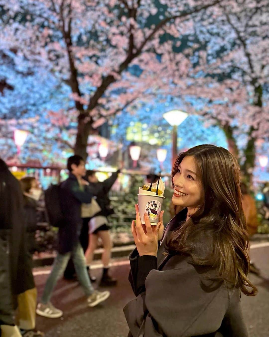 土屋炎伽のインスタグラム：「✳︎ 毎年恒例の桜まつり🌸 名物の夜桜ライトアップは4年ぶりとのことで、 久しぶりに提灯に照らされる美しい桜と それを眺めるたくさんの笑顔を見ることができて とても嬉しい気持ちになりました☺️  今年は咲くのが早いぶん、 そろそろ花吹雪や花筏、葉桜へと景色が移りそう🫣 入学式まで咲いているといいけれど。。  四季の移り変わりを 華やかに楽しむことができるって本当に素敵😌 これから訪れる新緑の季節も楽しみです🍃♡」