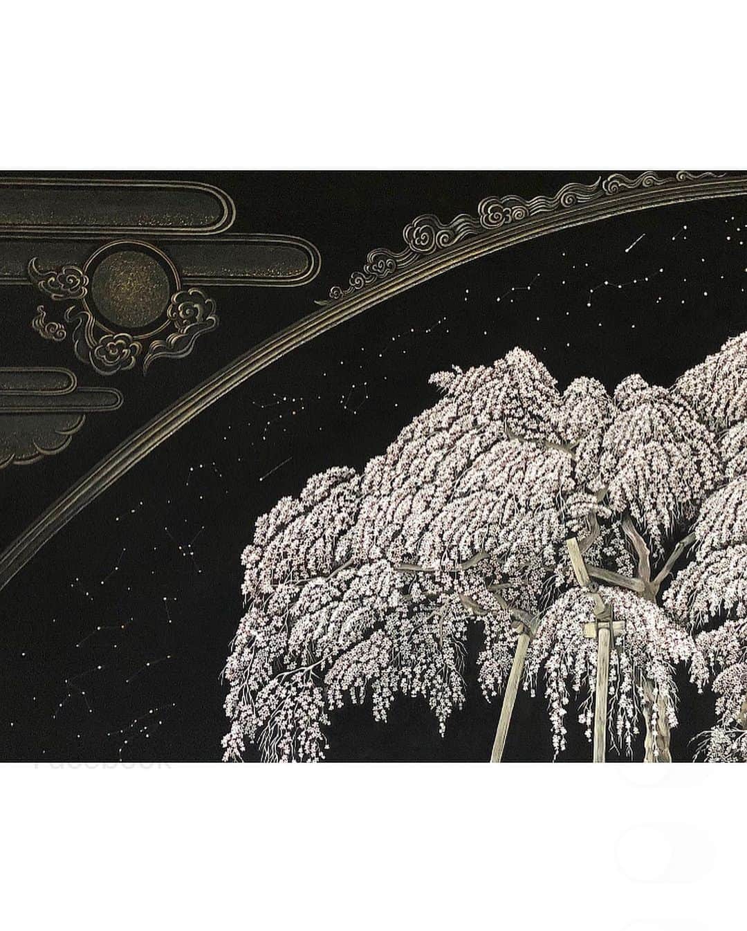 榊山敬代さんのインスタグラム写真 - (榊山敬代Instagram)「🌸🌙… ・　　 今年は桜の開花 がはやいですね  ということで つづきまして  この日は急きょ 夜桜ナイトの巻  午後は雨が降っていて 夜から晴れましたので 人出も少なくしずかで 幻想的なお花見タイム  夜桜を眺めますと郷さくら美術館の 制作の為に取材するご縁をいただき ました２０１８年に訪れました三春 滝桜のひとコマを思い出しますとき  あの時は映画のような絶妙なタイミ ングとスリルさの中取材ができたの ですが見えない何かが導いてくださ ったような不思議な取材時間でした  今思い返すとなかなか簡単に 行ける場所ではなかったこと や渋滞を上手くすり抜けなが らの背景を思い出すとますま す不思議でならないひとコマ  最後の画像は記念にお久しぶりに 三春滝桜を制作しましたひとコマ  絵画の桜は散らないので 永遠にお花見できますね  #🌸 #春 #spring  #さくら #桜 #CherryBlossoms #sakura #Tokyo #東京 #六本木 #roppongi #view #夜空 #Sky #art  #お花見 #お花見スポット #最近ついてる #毎日がスペシャル #人生一度きり #人生楽しもう #東京大好き #日本画家 の #外出こんなもん #人生タイミング #乾杯 #cheers #日本画 #三春滝桜 #福島県」3月30日 17時22分 - sakakiyamatakayo