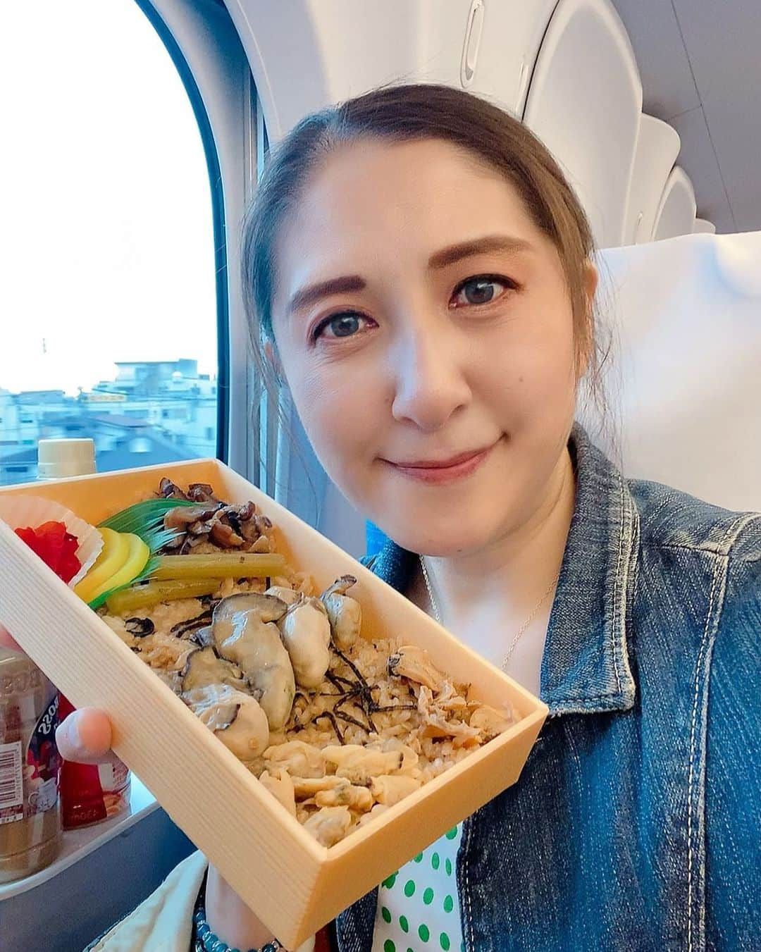 大越かず江さんのインスタグラム写真 - (大越かず江Instagram)「✨新幹線🚅💨✨  あっという間の4日間🌱 充実しました🏯 リフレッシュして 4月からまた頑張らなきゃ🔥😋🔥  セカセカせず のんびりと歩んでいきたい🐾ᵕ̈  ✨✨✨✨✨✨✨✨✨✨✨✨✨✨✨✨  ✨Shinkansen🚅💨✨  4 days in a blink 🌱 Fulfilled 🏯 I need to refresh myself and work hard again from April🔥😋🔥  I want to walk leisurely without being lazy 🐾ᵕ̈  ✨✨✨✨✨✨✨✨✨✨✨✨✨✨✨   #大阪観光  #osaka  #新幹線のぞみ  #牡蠣飯  #旅行好きな人と繋がりたい  #新入社員 #美  #生きる意味 #sexy #セクシー系 #ジム女子 #美肌ケア #写真好きな人と繋がりたい #女優好きな人と繋がりたい #美意識人と繋がりたい #幸福 #happy #東京 #tokyo #日本 #japan  #美魔女モデル #actress #followforfollowback #ポートレート女子 #loveyou #仲間募集  #空が好きな人と繋がりたい」3月30日 17時23分 - bluemoonseasky