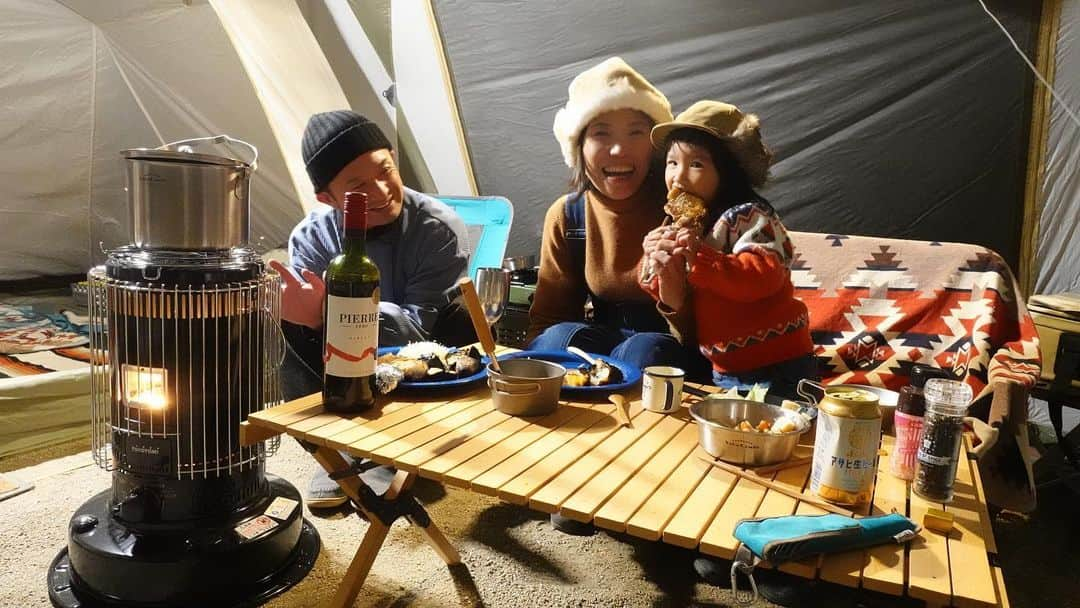 グッピーこずえのインスタグラム：「お米を忘れた冬の強風おこもりキャンプ🏕 コールマン2ルームテントの中でチキン焼いたり、黒髭危機一髪したり🤣 なぜか黒髭が飛んだ人が勝ちやと娘が思ってて、私らが飛ばしたら悔しくて、泣いてた😅 風が強くて焚火も諦めたけどストーブでマシュマロ炙ったり、カントリマァムをあっためて食べたり、、、 この日は12月25日でクリスマス🎄で私の誕生日の日でした。 めっちゃ良い思い出になりました😊来年も行きたいなぁ〜🙌  #おこもりキャンプ  #ファミキャン　#子連れキャンプ　#コールマン　#coleman  #トヨトミ  #ママキャンパー」