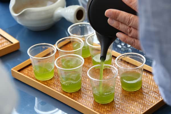 フェニックス・シーガイア・リゾートさんのインスタグラム写真 - (フェニックス・シーガイア・リゾートInstagram)「🌱茶摘み体験＆新茶を味わう🌱  シーガイアでは、八十八夜でもある5月2日（火）の1日限定で、宮崎県新富町にある日本茶専門店「新緑園」にて「みやざき新茶摘み体験」を開催します。 「新緑園」の茶鑑定力9段の茶匠である黒木信吾氏が自ら案内するプレミアムな体験企画。茶摘みや新茶の試飲、新茶の天ぷら試食など、心ほどける和みの時間をお楽しみください。  -------------------------------------- 新緑園「みやざき新茶摘み体験」 ■日程 / 2023年5月2日（火） ■時間 / （第一部）12:45～14:30　（第2部）14:30～16:15 ■料金 / 体験料＋新茶お土産付き：大人（中学生以上）お一人様3,000円 　　　　体験料：小学生 お一人様1,500円 ■内容 / 茶摘み、新茶の天ぷら試食、新茶の試飲、工場見学 ■定員 / 先着 各回20名限定（お子様含まず） ■場所 / 日本茶専門店「新緑園」 ※1組様につき大人2名様までお申込み可能 ※お子様は2名様まで（未就学児不可／お土産は含まれておりません） ※現地集合、現地解散となります ※雨天中止（中止の判断は当日10:00にご案内いたします） ※定員に達し次第お申込み受付終了となります  ▶詳細・お申込みはこちら  https://seagaia.co.jp/article/1087 --------------------------------------  #シーガイア #八十八夜 #茶摘み #新茶 #新緑園」3月30日 17時15分 - seagaia_official