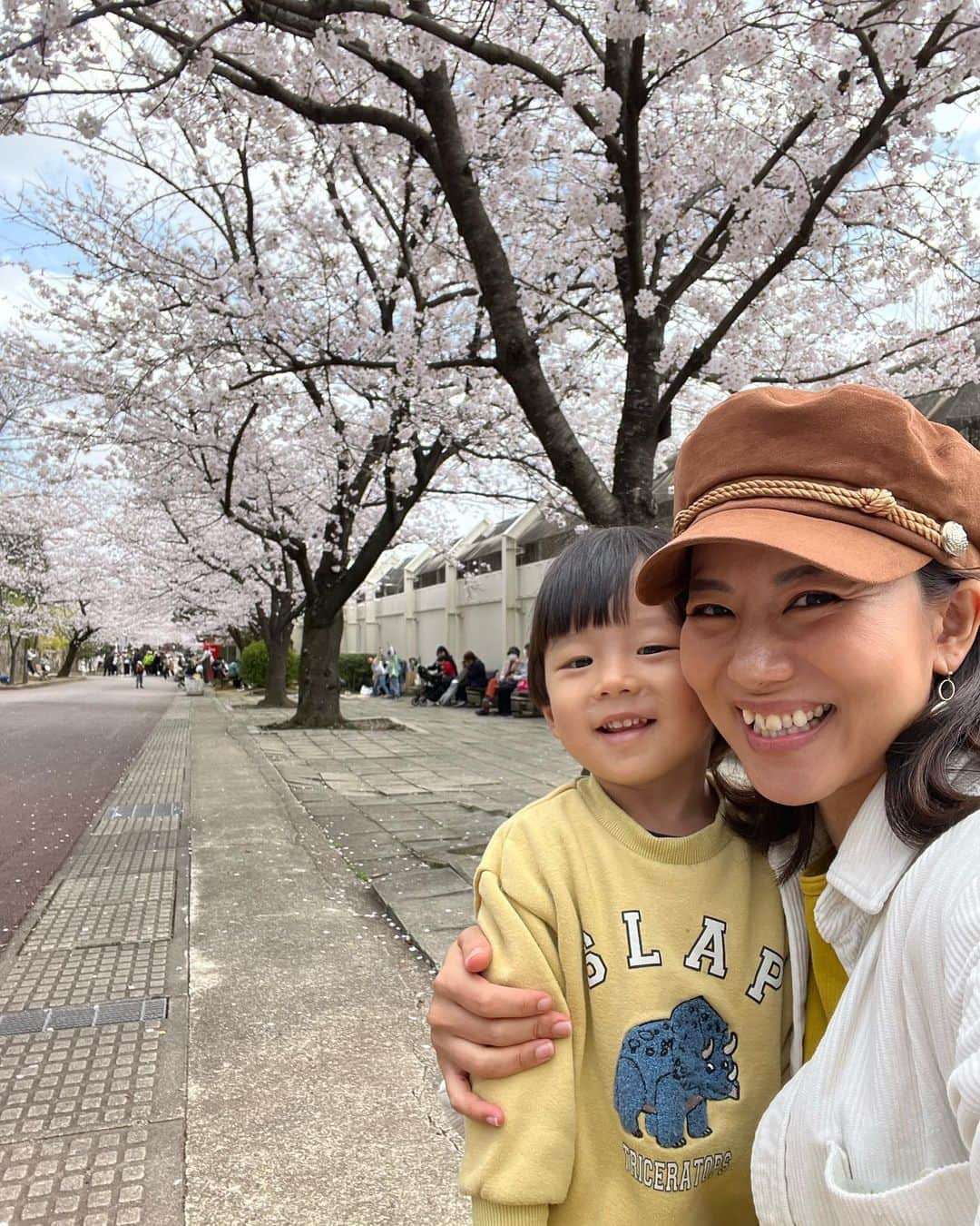 長嶺菜菜子さんのインスタグラム写真 - (長嶺菜菜子Instagram)「⁡ 【子供の選択を受け入れて、そのままやらせてみる】 ⁡ ⁡ 前にストーリーズで流した内容の 反響が大きかったから フィードとして残しておく✨ ⁡ ⁡ 当たり前なんだけど 大人と子供が思う 面白い！って全くちがくて ⁡ この単調な乗り物に→2枚目の動画 （ぐるぐる回ってるだけの電車の乗り物） ⁡ 私としては何が楽しいんだろうって すごく考えた ⁡ 大人は今までの経験から 楽しい楽しくないの判断をして こっちの方が楽しいよ！って 子供に言ったりするんだけど、 それって良くないなって🙂🙃 ⁡ 子供は今いろいろ試して 自分の中の楽しい、楽しくない、 面白い、面白くないを学んで判断してるんだよね ⁡ そして子供であっても、 色々みた中で、これ楽しそう！って ちゃんと考えてる！ ⁡ それに気づけた ⁡ だからやっぱり 子供が選んだものを 口出しせずになんでもやらせてあげようって 改めて思った☺️❣️ ⁡ ⁡ ⁡ 子供が自ら選んで、これをやりたい！という主張や 子供が考える能力を奪う親ではなくて ⁡ それを認めてサポートできる親でありたい✨ ⁡ 凝り固まった大人の ちっぽけで勝手な常識という判断で 先に答えを渡してしまったら 子供が考えることをしなくなる ⁡ そんなのもったいない！ ⁡ ⁡ 子供のうちに考える能力をつけて、 これから先、何があっても 自分で調べたり考えたり ⁡ 人に答えを求めず まずは自分でやってみる ⁡ という人になって欲しい☺️ ⁡ ＿＿＿＿＿＿＿＿＿＿ #沖縄ママ #沖縄子育て  #子供に伝えたいこと #子育て論 #子育て記録 #子育てを楽しむ  #子供の成長 #子供のやりたいを応援」3月30日 17時15分 - na7co0422