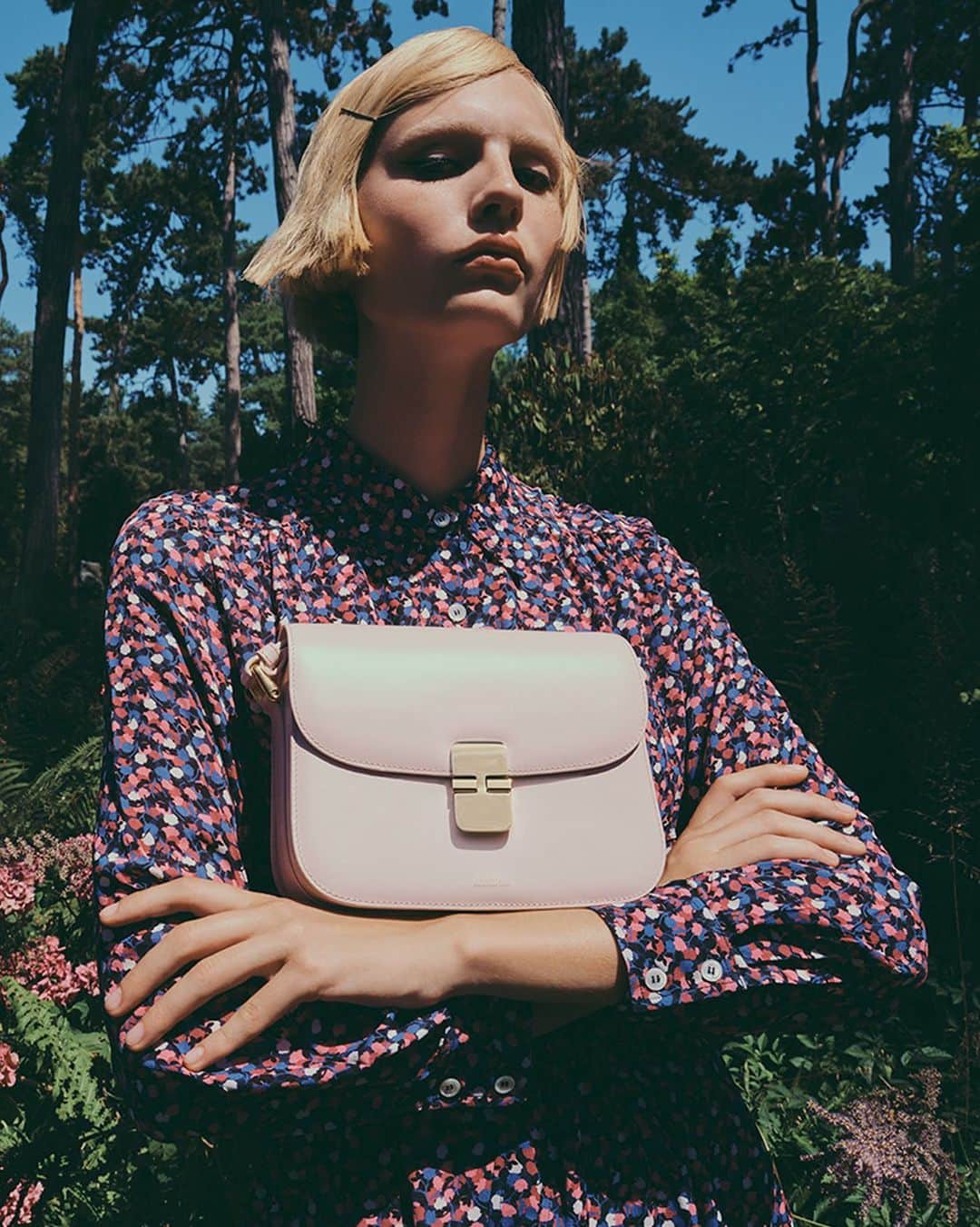 アーペーセーのインスタグラム：「Introducing the new seasonal variations of our Grace bags range.   Explore the complete line in stores and at apr.fr  Creative direction & Styling: @suzannekoller Photography: @samrocksamrock  #APCParis #APCSS23」